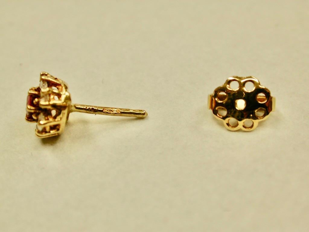Donna Coppia di orecchini a grappolo in oro 18 ct con rubini e diamanti, datati 1990 in vendita