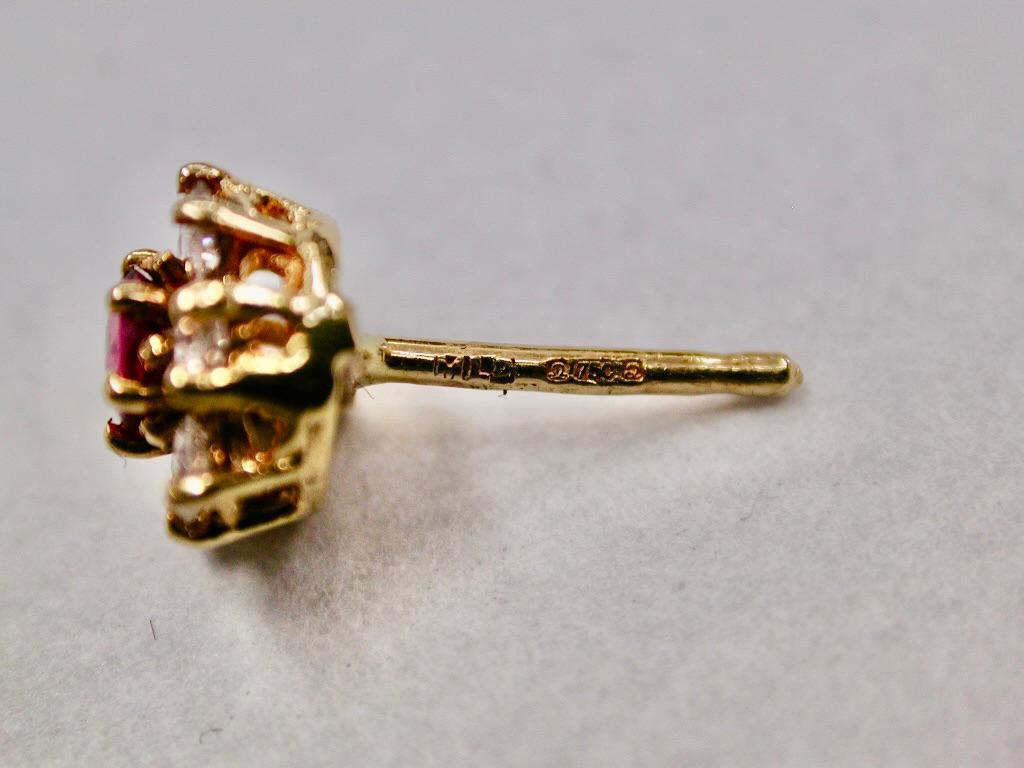 Coppia di orecchini a grappolo in oro 18 ct con rubini e diamanti, datati 1990 in vendita 1
