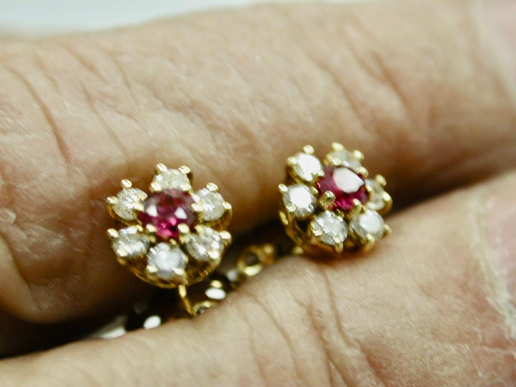 Coppia di orecchini a grappolo in oro 18 ct con rubini e diamanti, datati 1990 in vendita 2