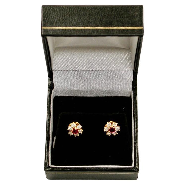 Par de pendientes de oro de 18 ct con racimo de rubíes y diamantes fechados en 1990