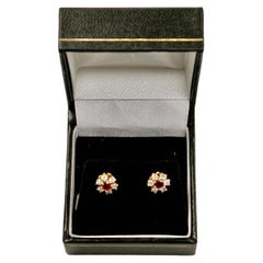 Par de pendientes de oro de 18 ct con racimo de rubíes y diamantes fechados en 1990