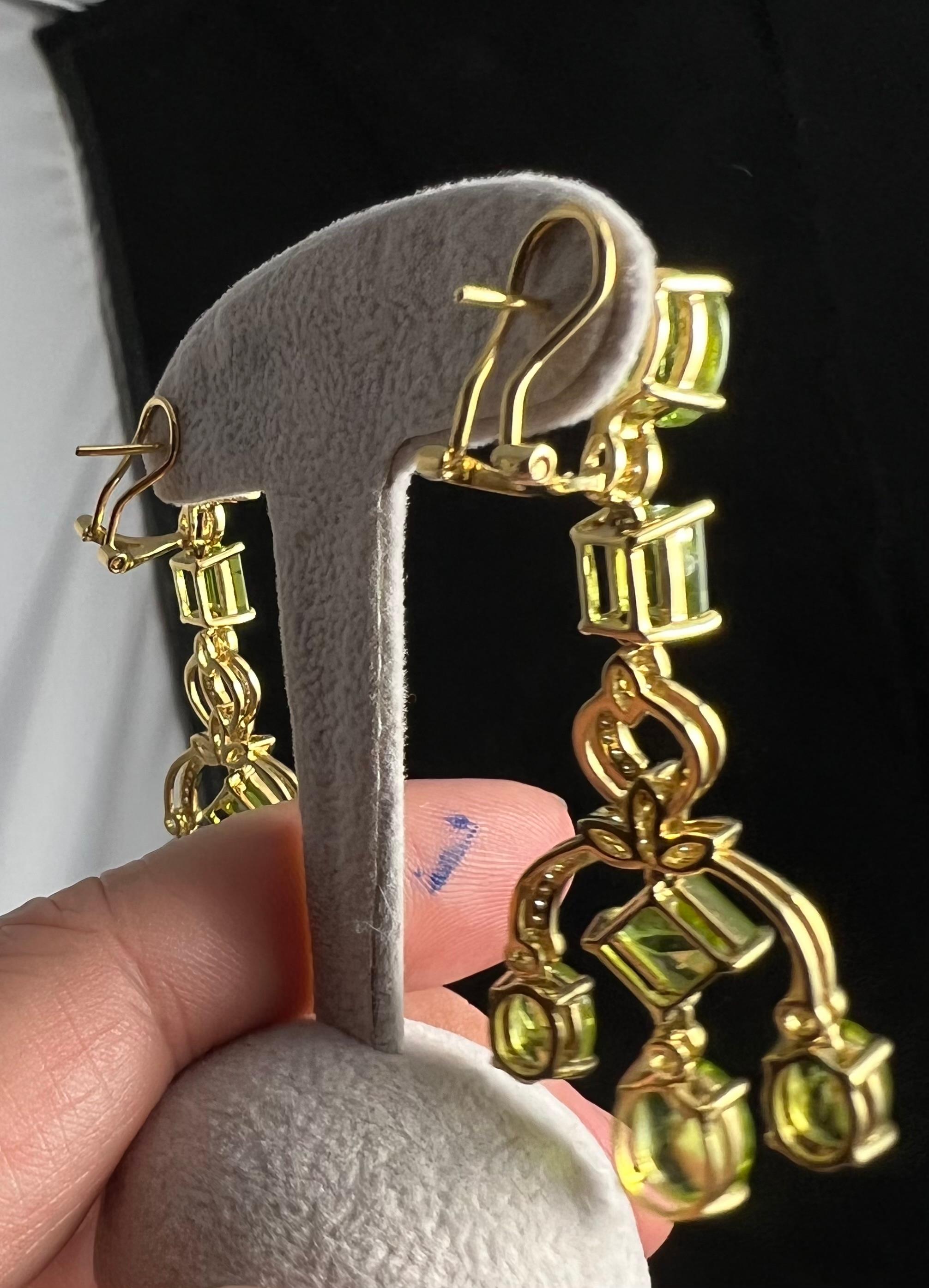 Ein Paar Ohrringe aus 18 Karat Gelbgold mit Peridots und Brilliants im Zustand „Gut“ in SAINT-OUEN-SUR-SEINE, FR