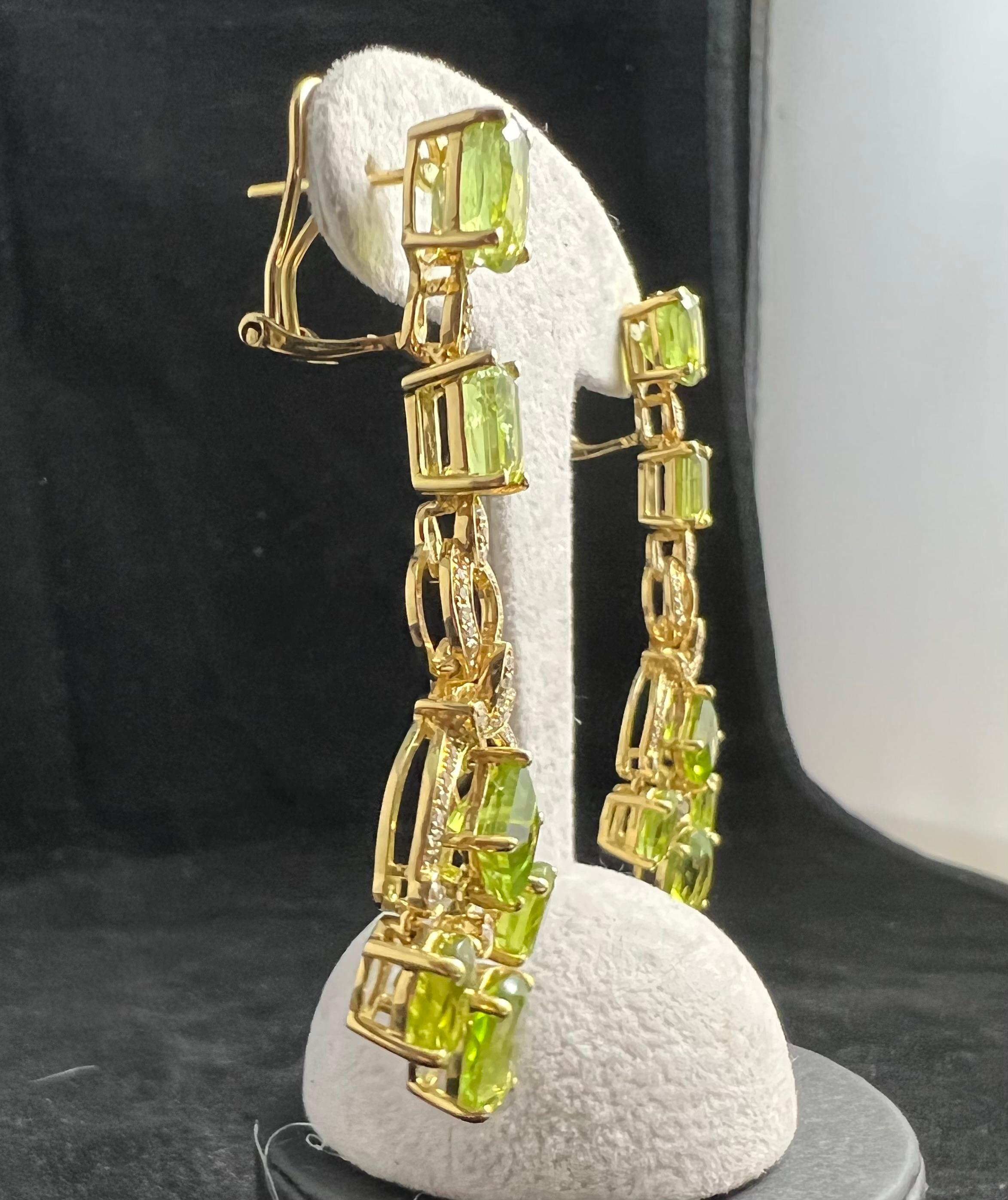 Pair of 18ct Yellow Gold Earrings Set with Peridots and Brilliants In Good Condition In SAINT-OUEN-SUR-SEINE, FR