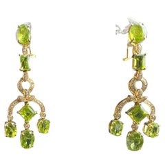 Paire de boucles d'oreilles en or jaune 18 carats serties de péridots et de fleurons