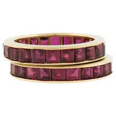 Paire d'anneaux de gardes assortis en or 18 carats Gia 5 carats sertis de rubis carrés, taille 4
