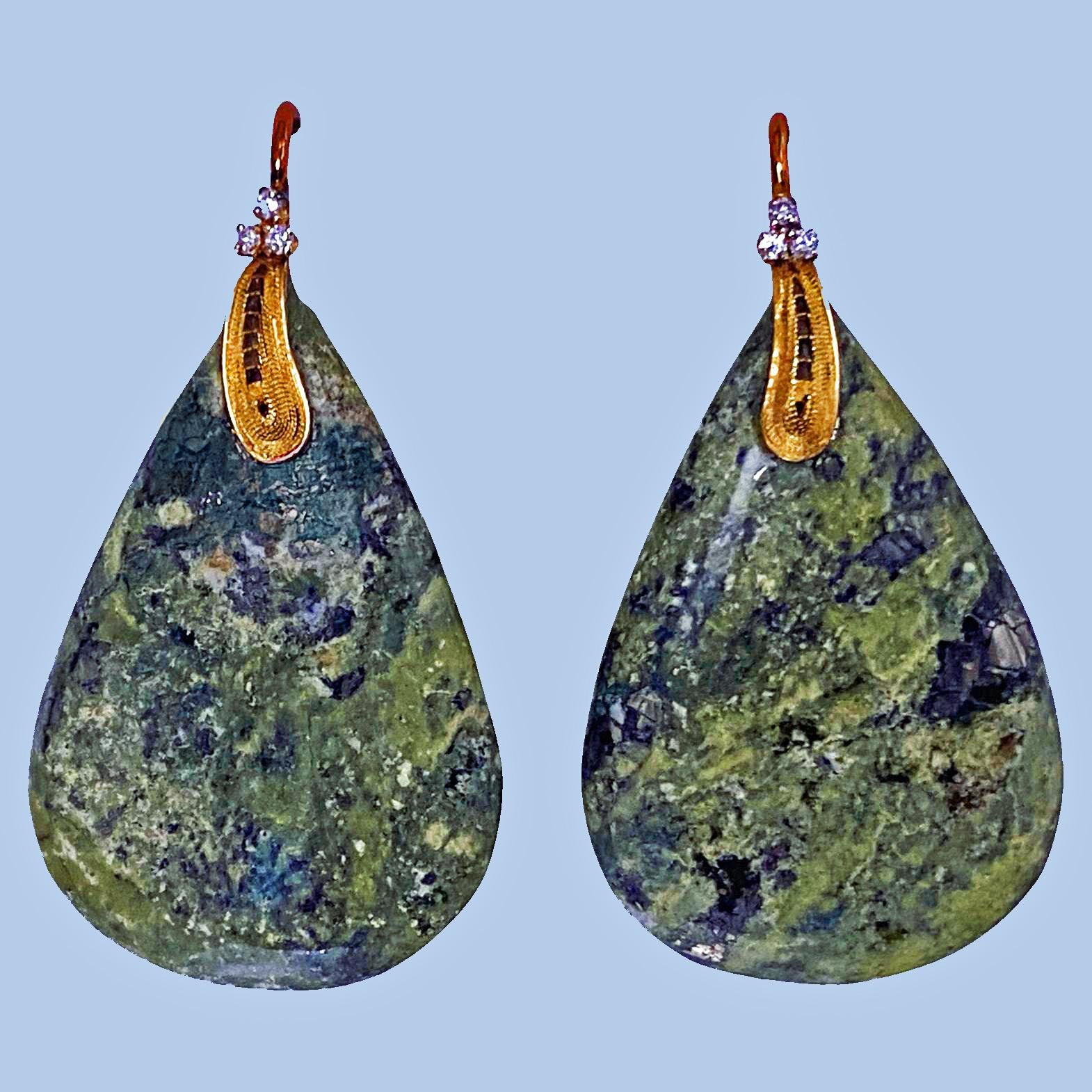 Pair of 18K green Agate and Diamond drop Earrings In Good Condition For Sale In Toronto, ON