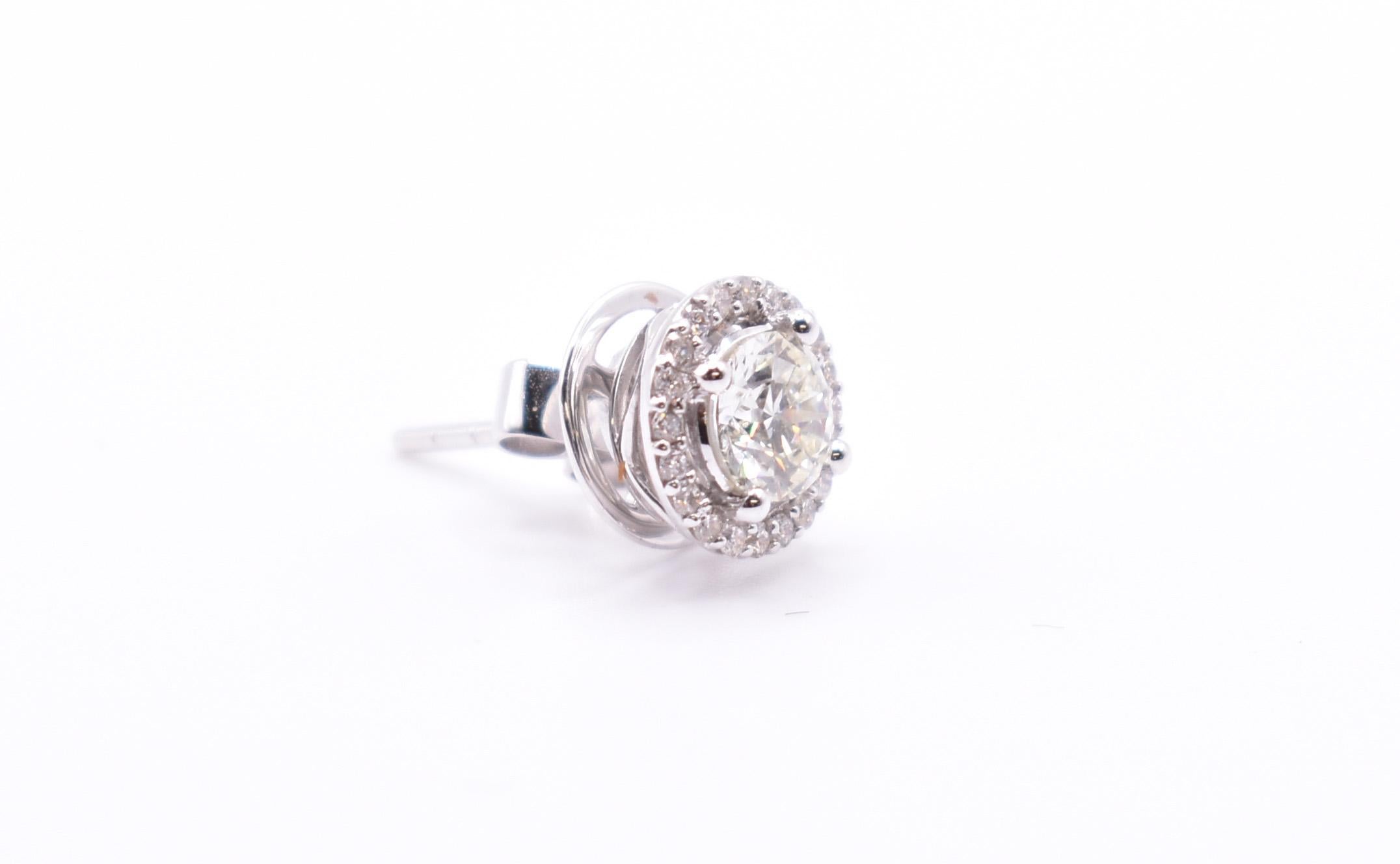 Pair of 18k White Gold 1.18 Carat Diamond Halo Stud Earrings In New Condition For Sale In Chelmsford, GB