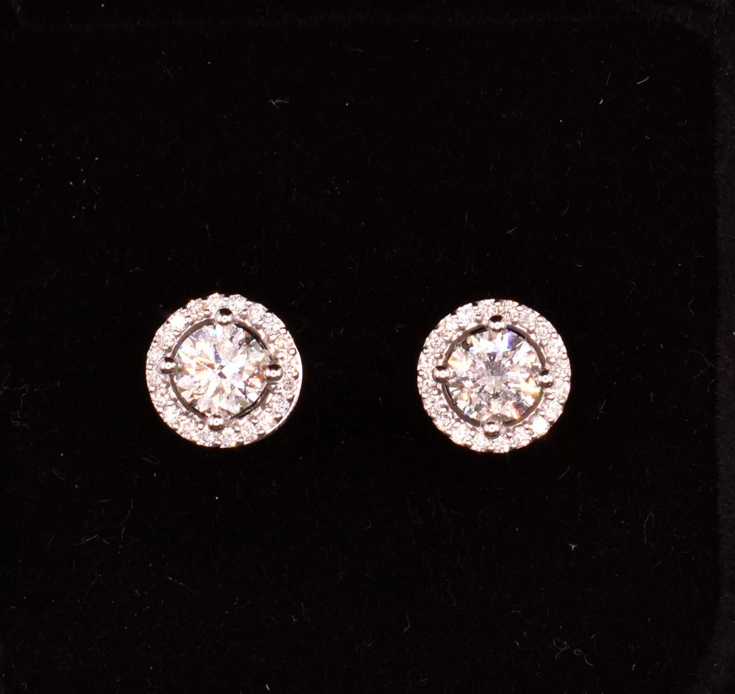 Pair of 18k White Gold 1.18 Carat Diamond Halo Stud Earrings For Sale 2