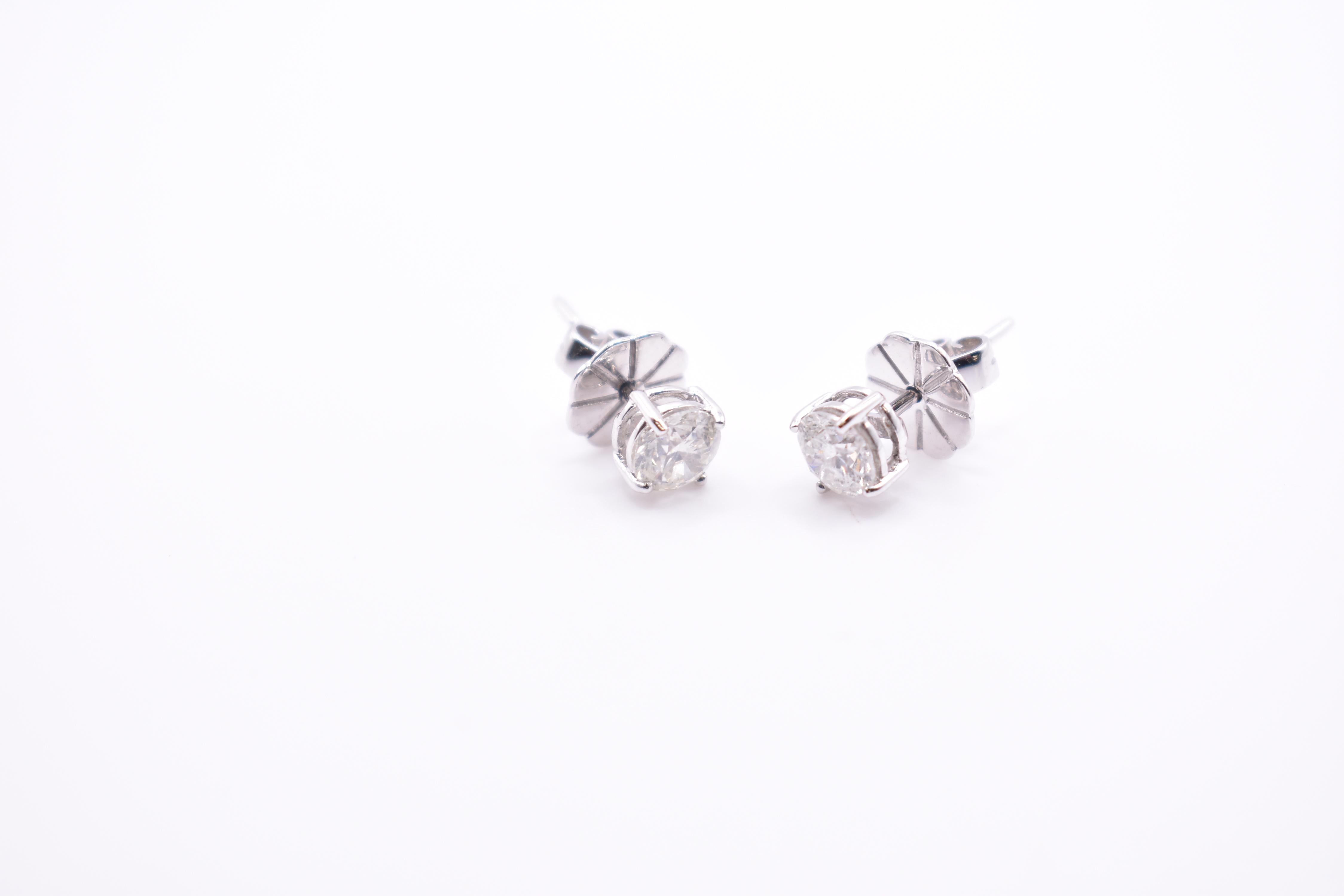 Pair of 18K White Gold 1.23ct Diamond Stud Earrings In New Condition For Sale In Chelmsford, GB
