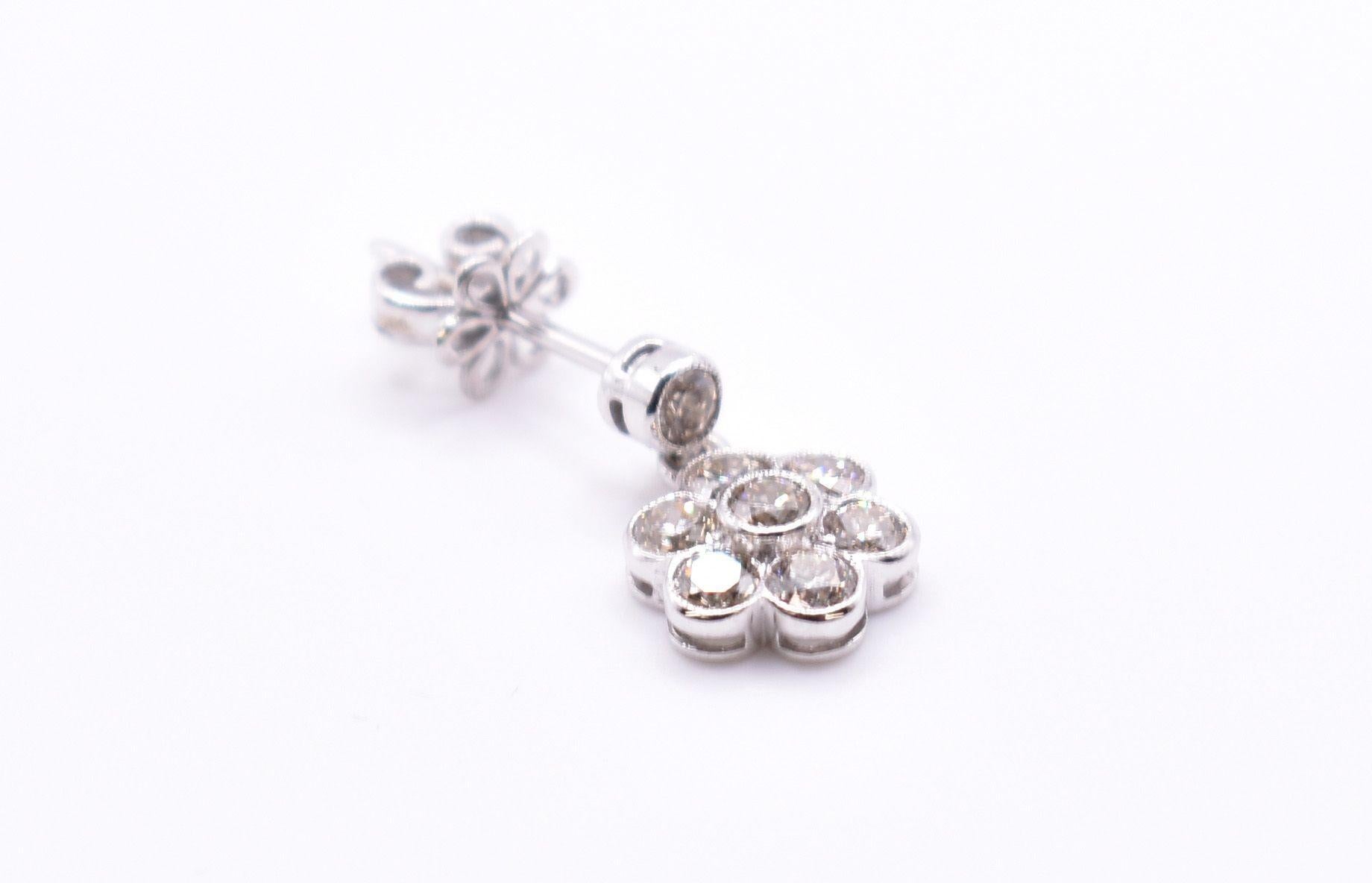Pair of 18k White Gold 1.4ct Diamond Daisy Drop Earrings In Excellent Condition For Sale In Chelmsford, Essex