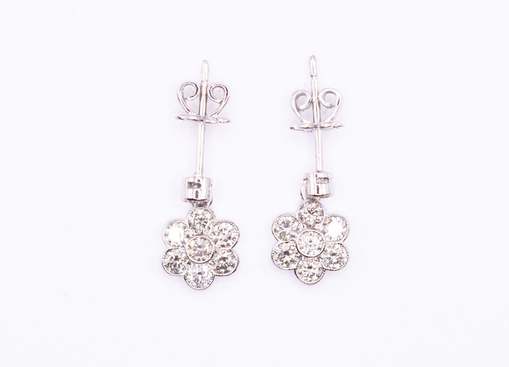 Contemporary Pair of 18k White Gold 1.4ct Diamond Daisy Drop Earrings For Sale