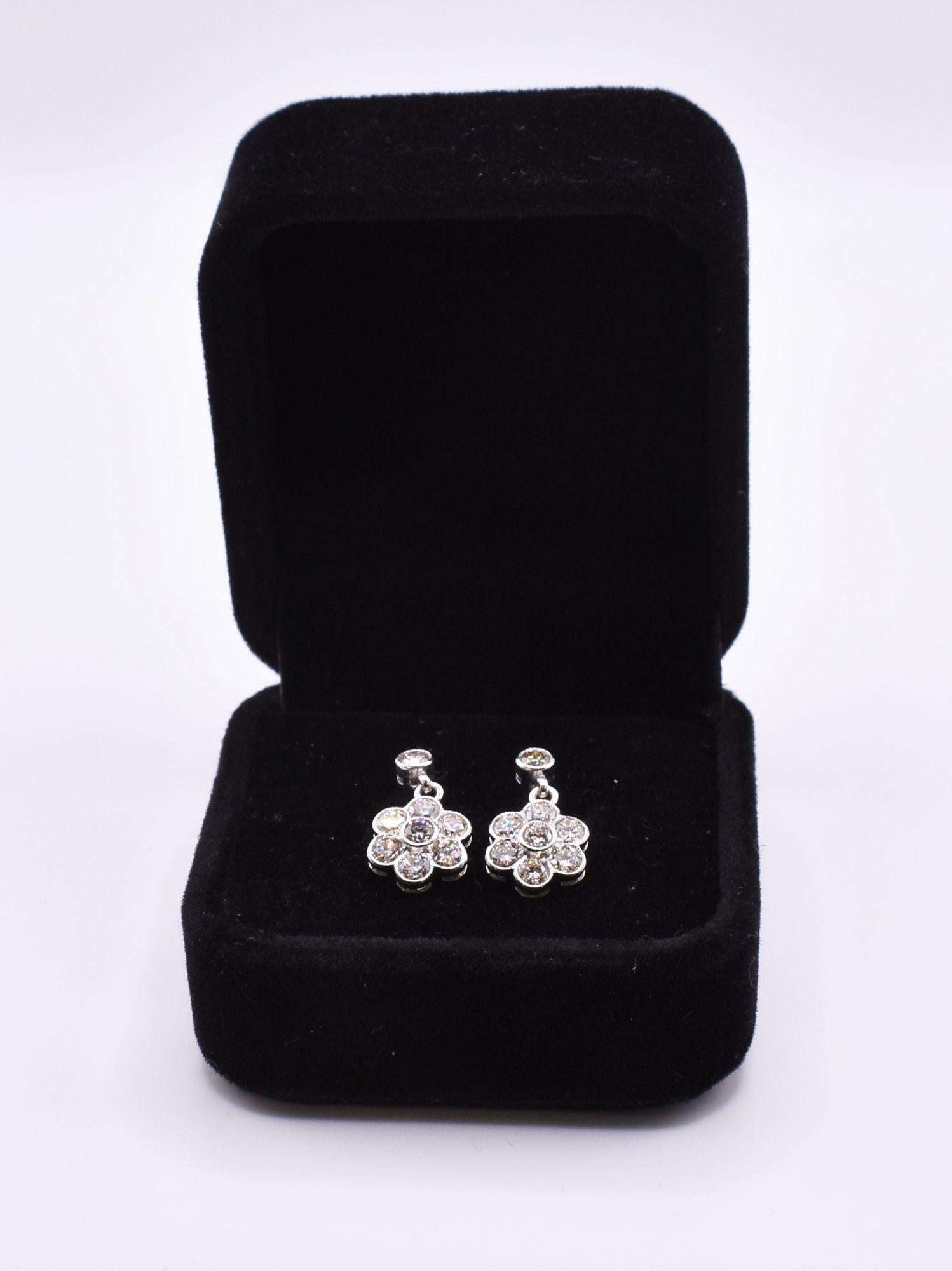 Pair of 18k White Gold 1.4ct Diamond Daisy Drop Earrings For Sale 1