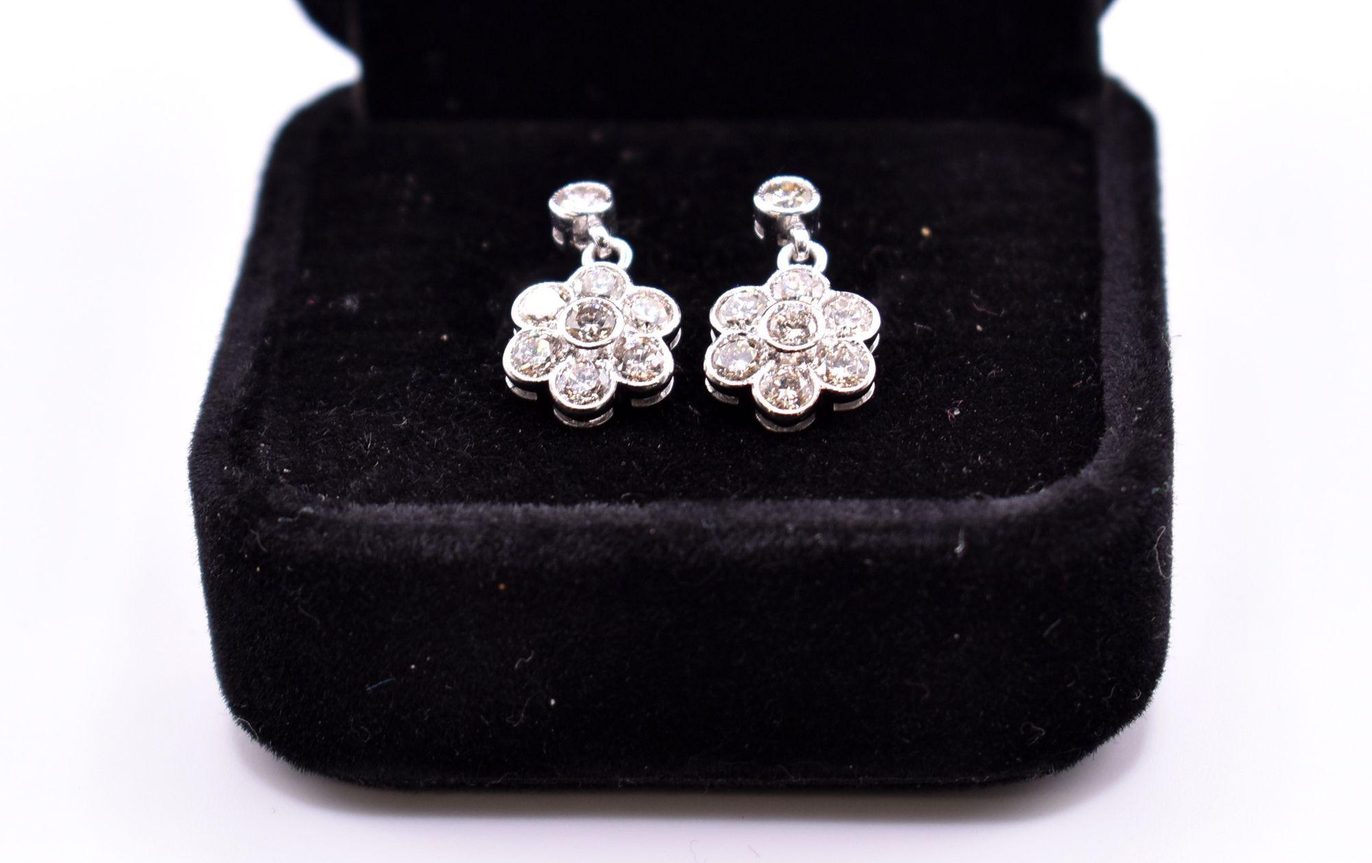 Pair of 18k White Gold 1.4ct Diamond Daisy Drop Earrings For Sale 2