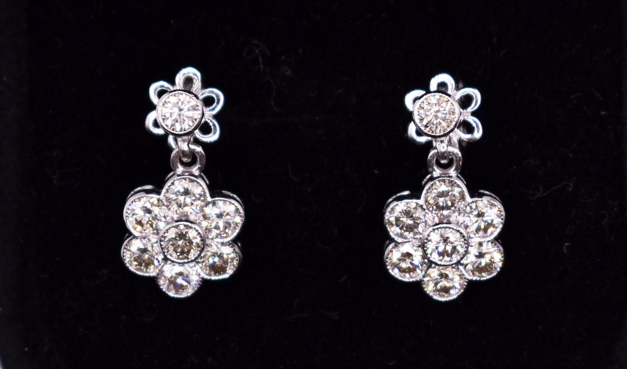 Pair of 18k White Gold 1.4ct Diamond Daisy Drop Earrings For Sale 3