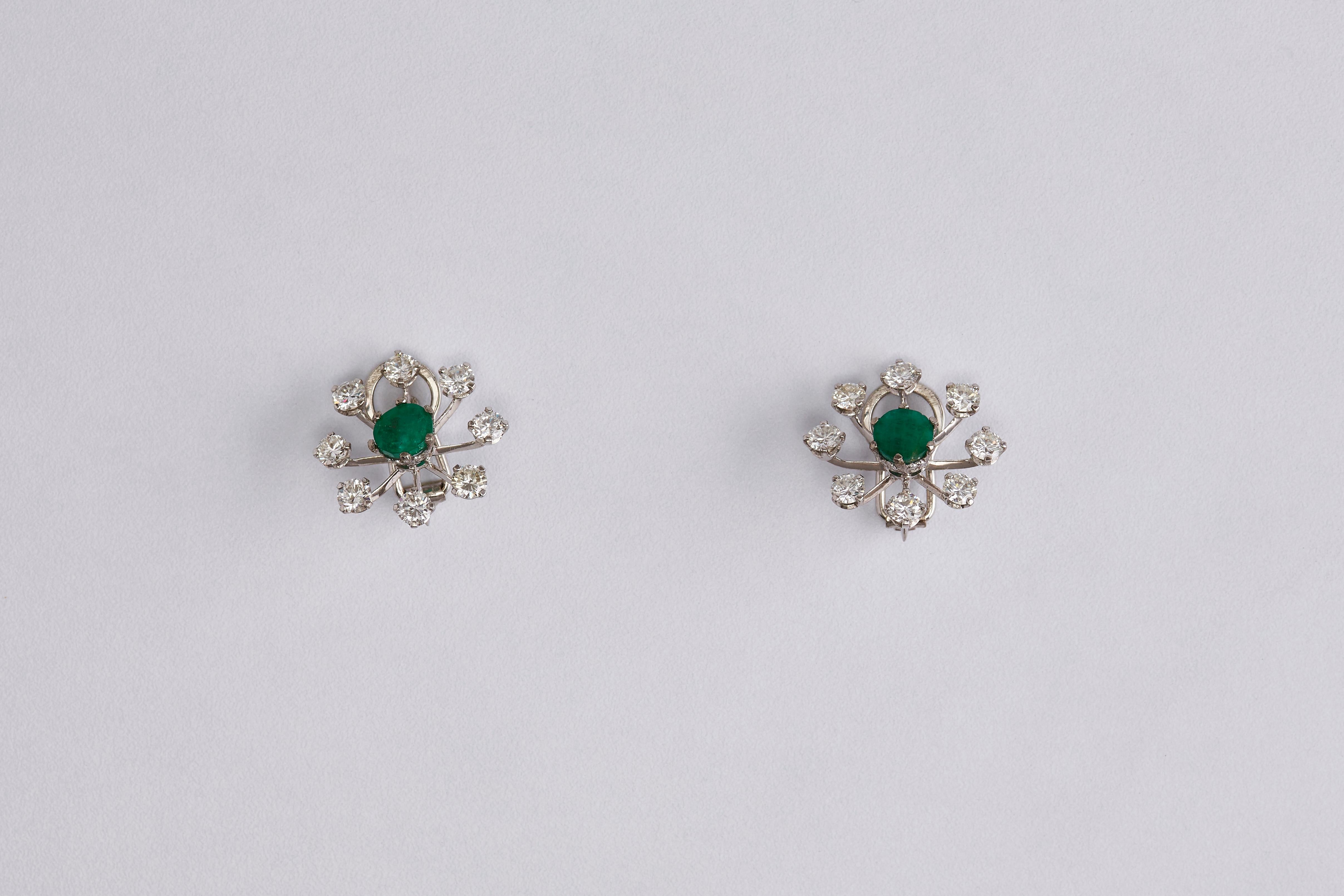 Pair of 18k White Gold Diamond and Emerald Flower Earrings In Excellent Condition For Sale In Tel Aviv, IL