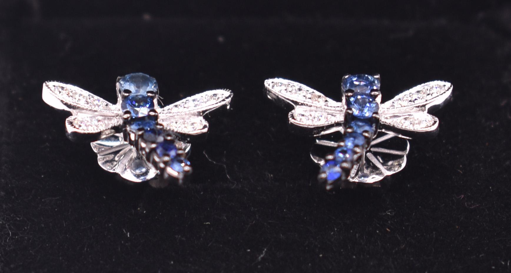 Paar Ohrringe mit Drachenfliegen aus 18 Karat Weißgold mit Diamanten und Saphiren (Rundschliff)
