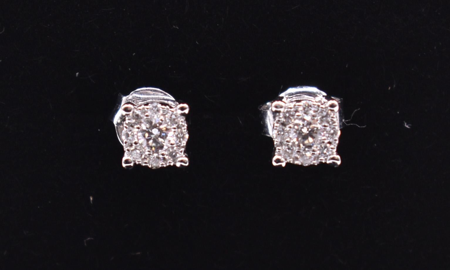 Pair of 18k White Gold Diamond Stud Earrings For Sale 2