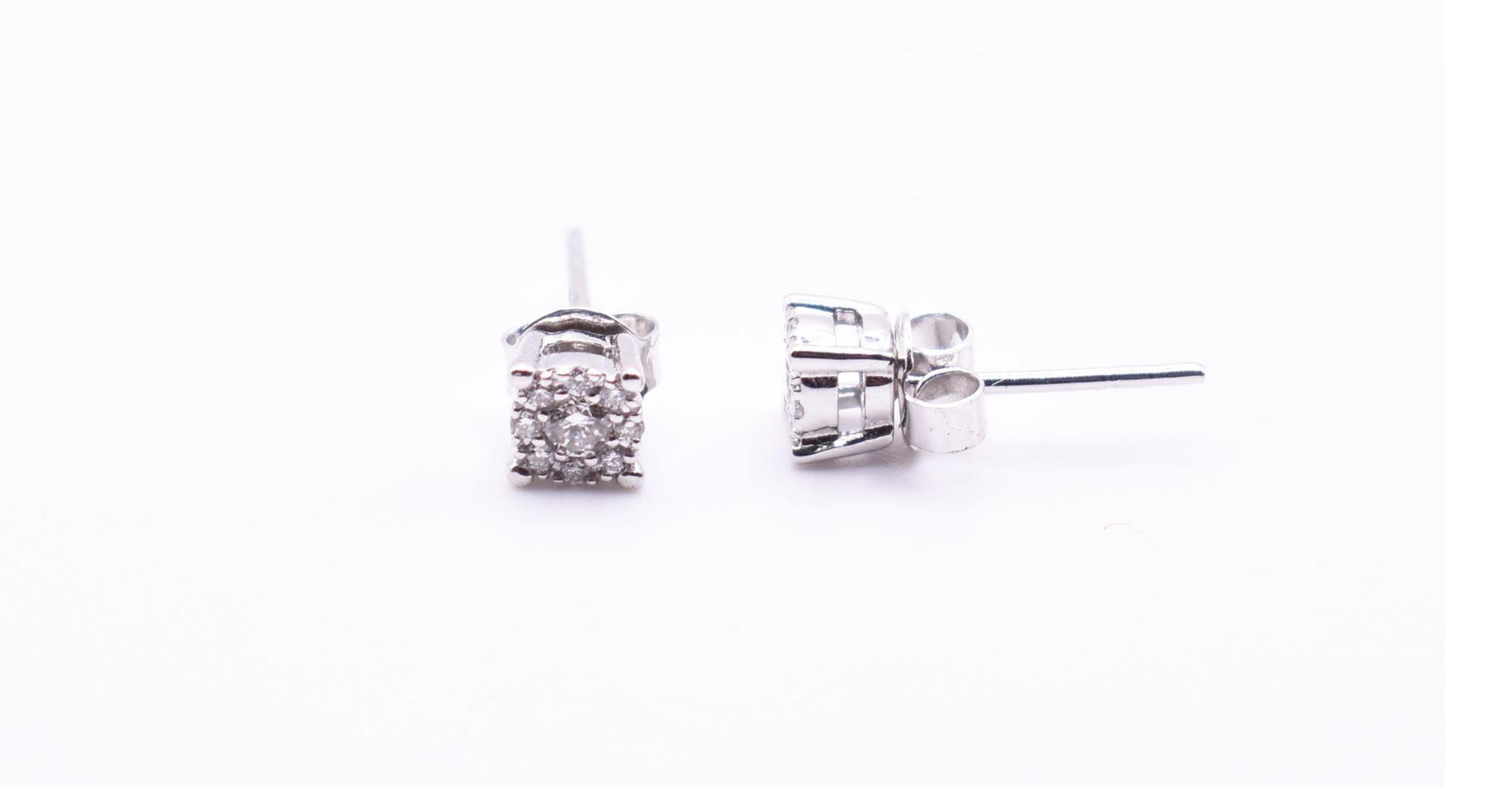 Pair of 18k White Gold Illusion Diamond Stud Earrings In Excellent Condition For Sale In Chelmsford, Essex