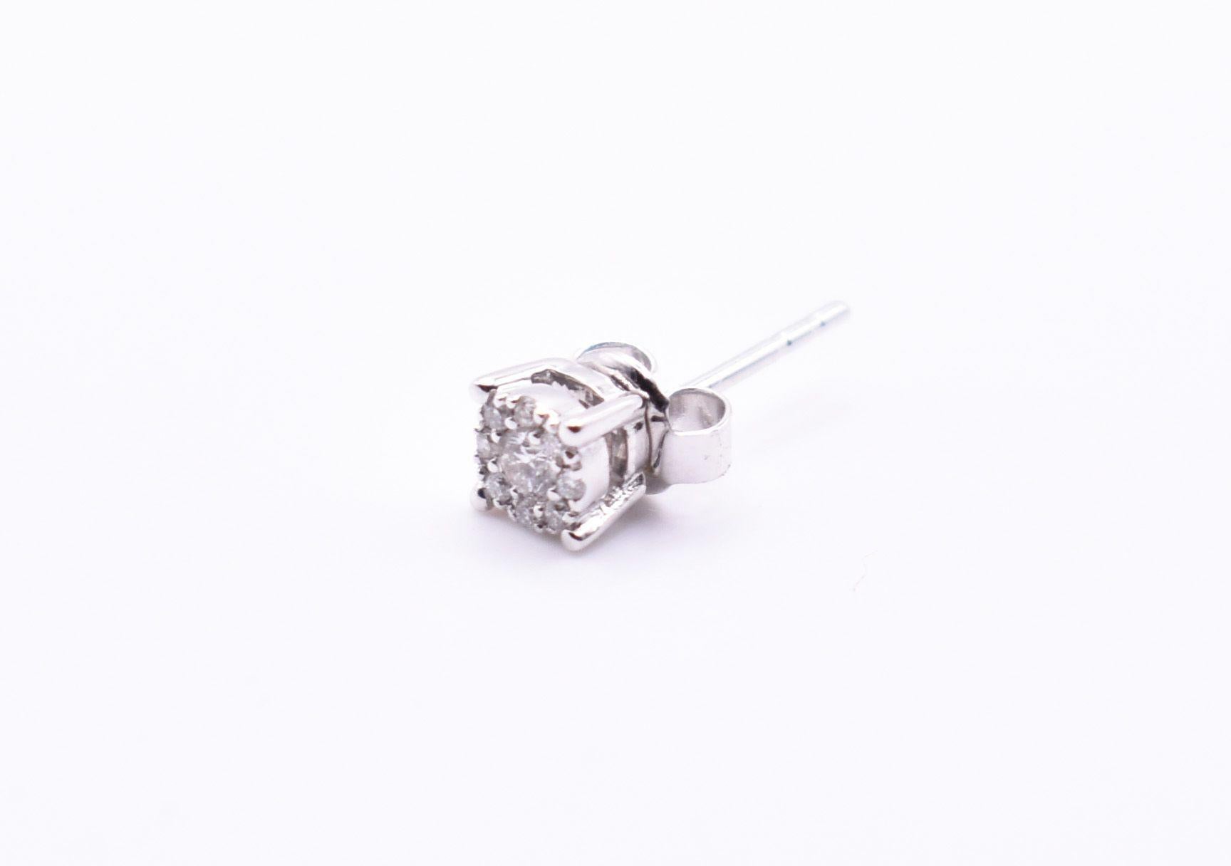 Contemporary Pair of 18k White Gold Illusion Diamond Stud Earrings For Sale