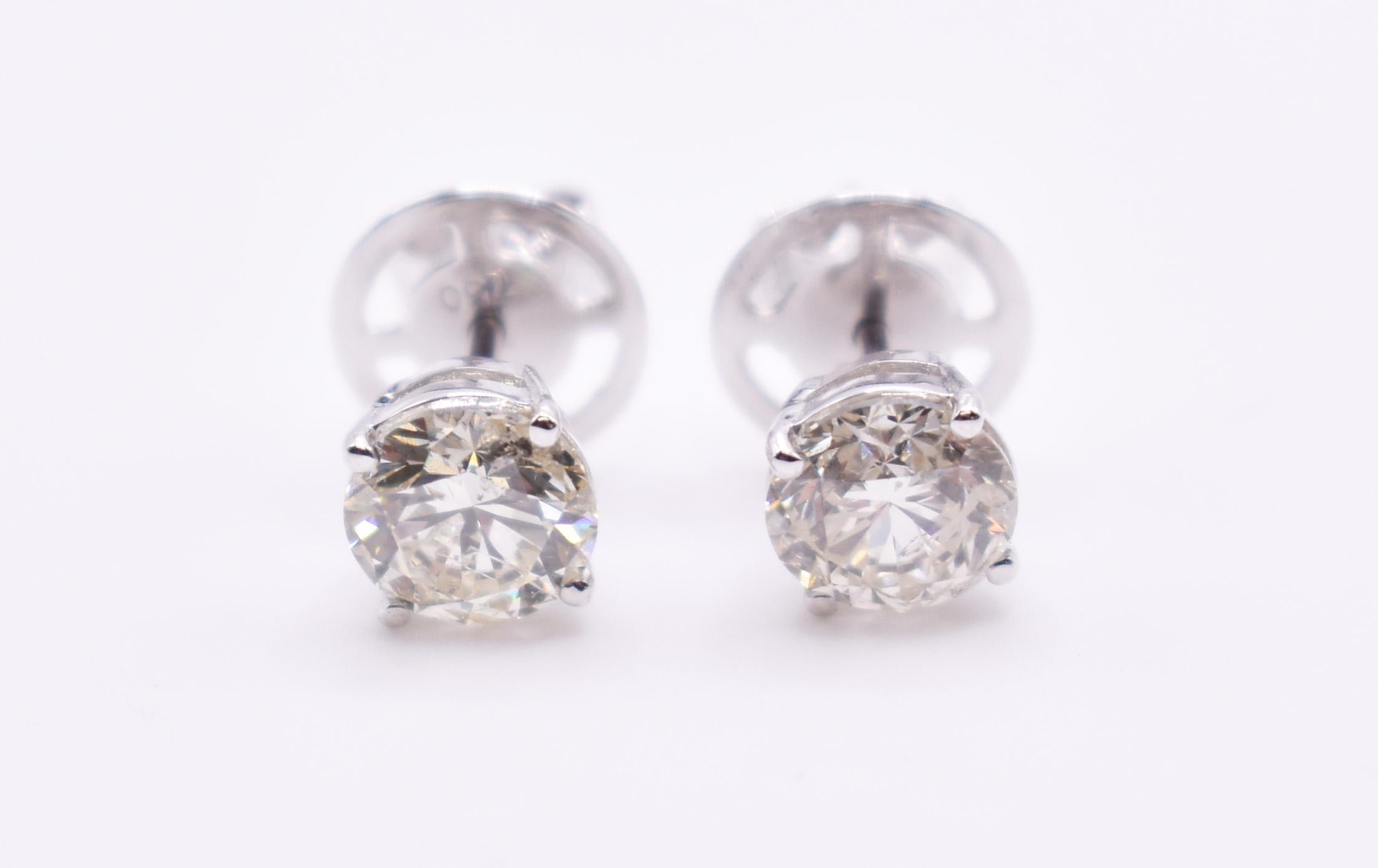 On offer for sale is lovely pair of 18k white gold pair of 2.18ct diamond stud earrings. 

Metal: 18K White Gold
Total Carat Weight: 2.18ct 
Colour: J/K
Clarity: SI2
