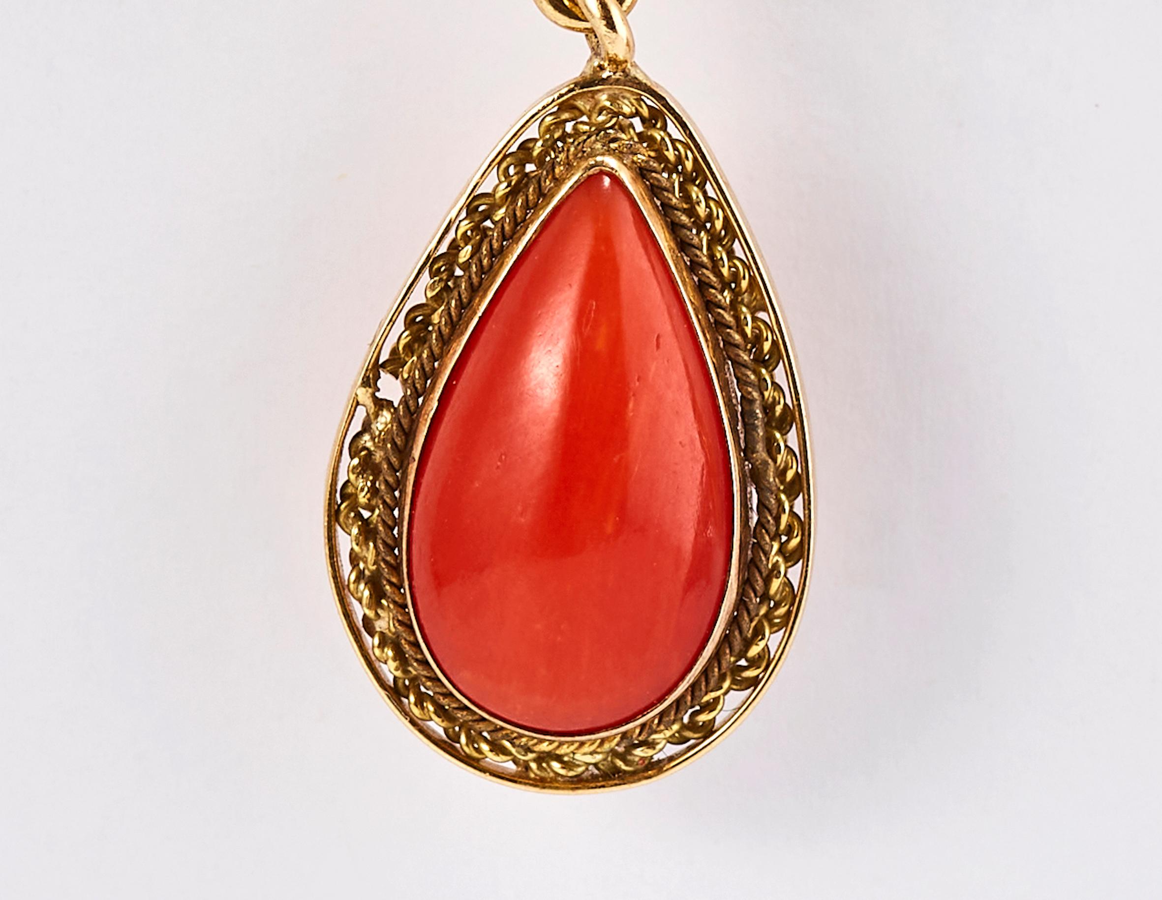 Pair of 18K Yellow Gold and Coral Drop Earrings In Good Condition For Sale In Tel Aviv, IL
