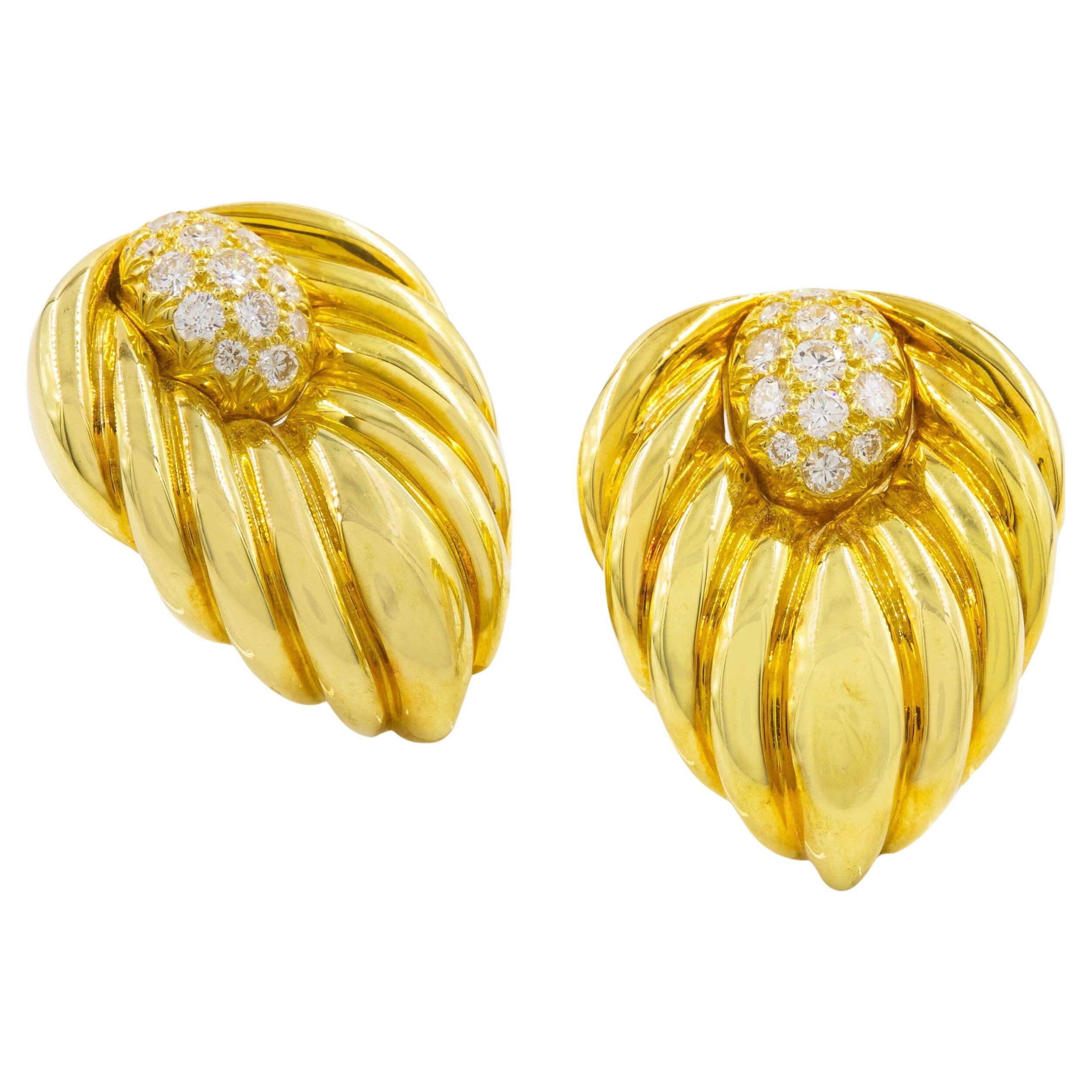 Paire de boucles d'oreilles en or jaune 18 carats et diamants par Albert Lipton