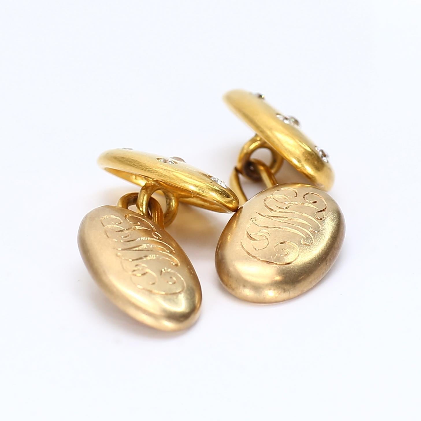 Taglio rotondo Pair of 18k Yellow Gold Cufflinks with Seven Diamond Accents on each in vendita