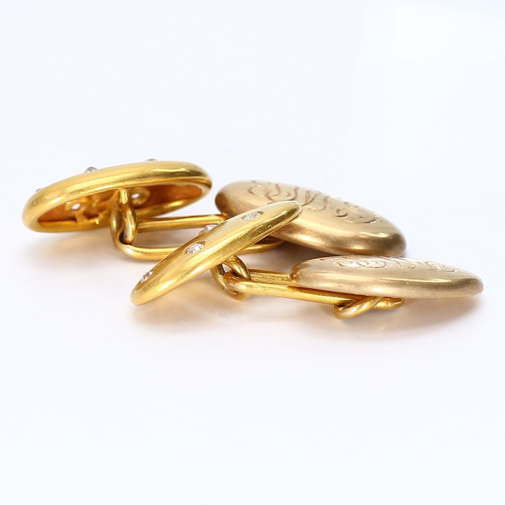 Pair of 18k Yellow Gold Cufflinks with Seven Diamond Accents on each In condizioni buone in vendita a Scottsdale, AZ