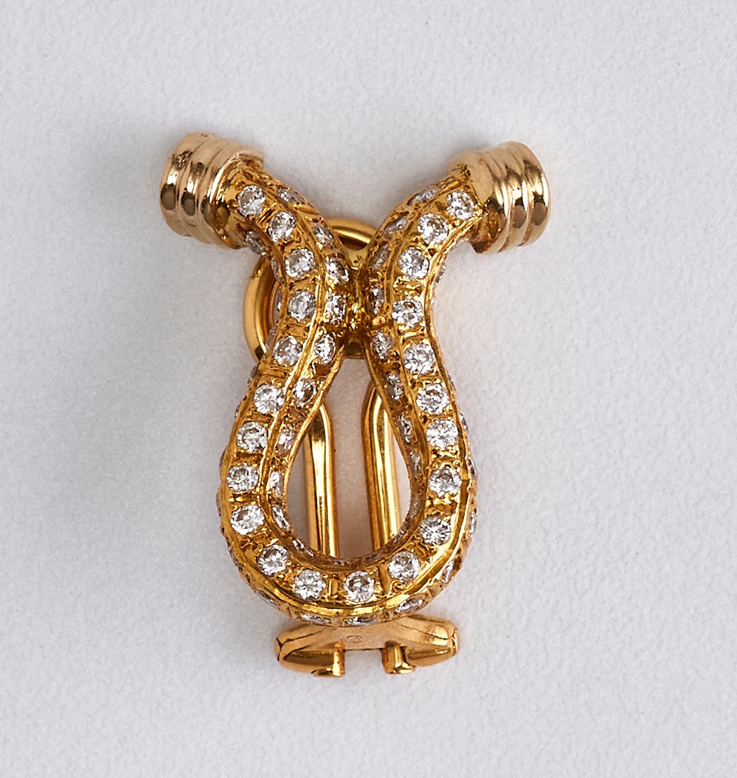 Paar Omega-förmige Diamant-Ohrringe aus 18k Gelbgold

Wunderschönes Paar, besetzt mit runden Diamanten in der Omega-Form des Ohrrings. 
18 Karat Gold mit 2,88 Karat Diamanten im Rundschliff G VS1.
Hergestellt in den 1970er Jahren in Italien.