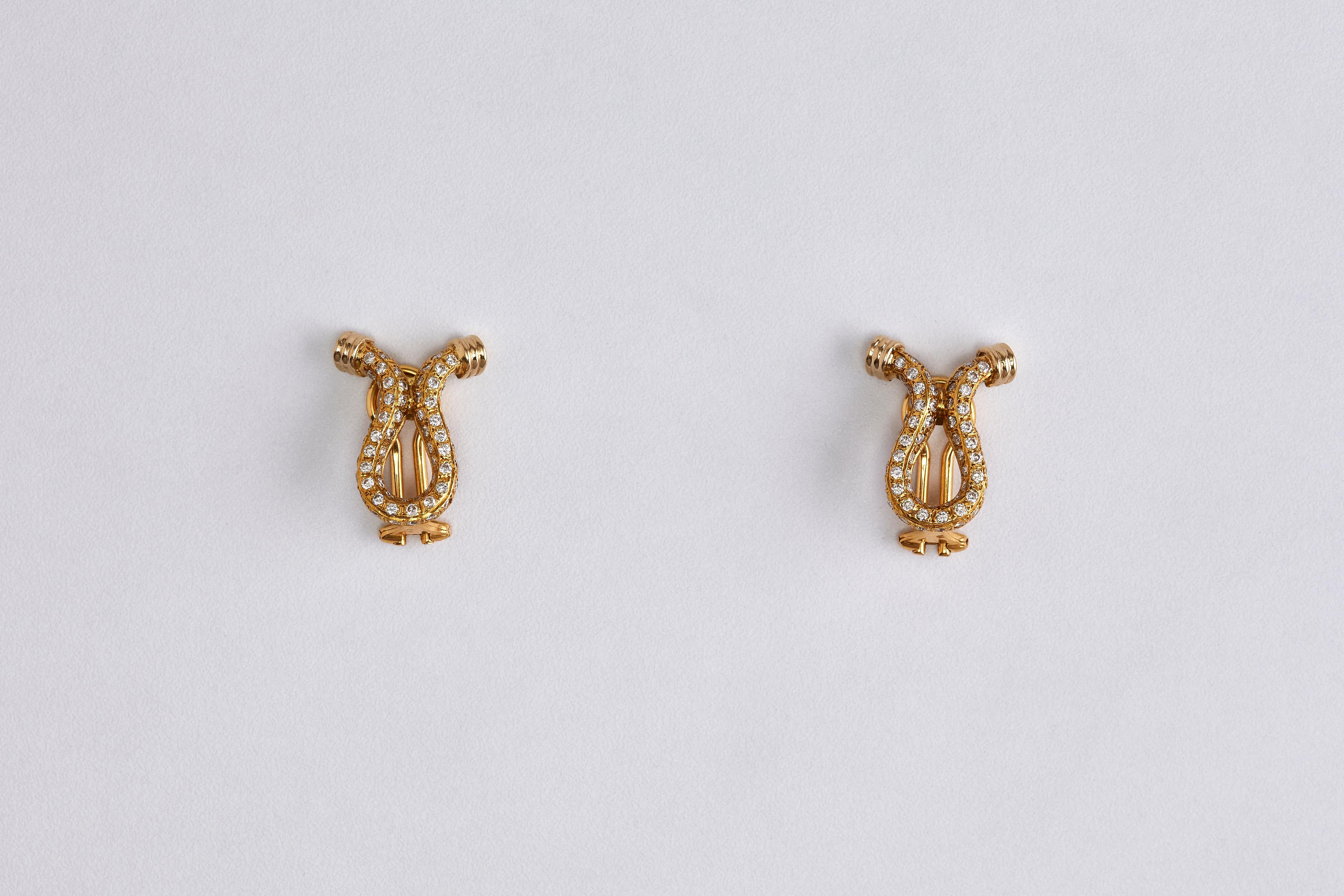 Paar Omega-Ohrringe aus 18 Karat Gelbgold mit Diamanten in Form von Ohrringen (Rundschliff) im Angebot