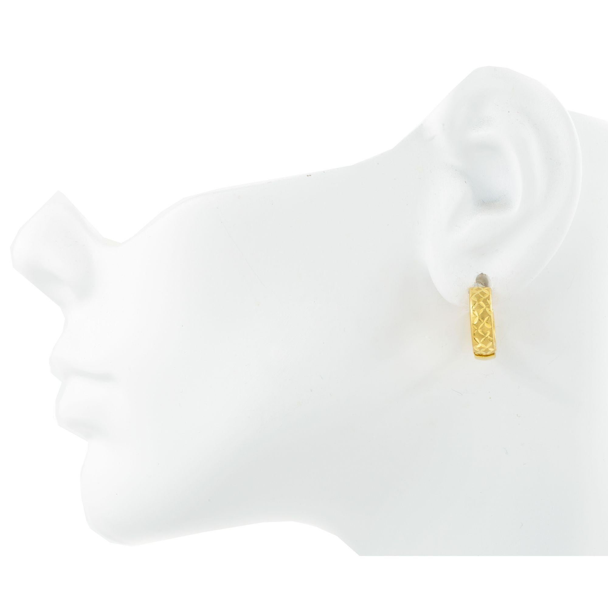 Pair of 18K Yellow Gold Engraved Hoop Earrings
Item # C104605

A pair of 18 karat yellow gold hoop earrings featuring an engraved design. The pattern etched into the gold has a leaf-like motif, which adds texture and visual interest to the earrings.