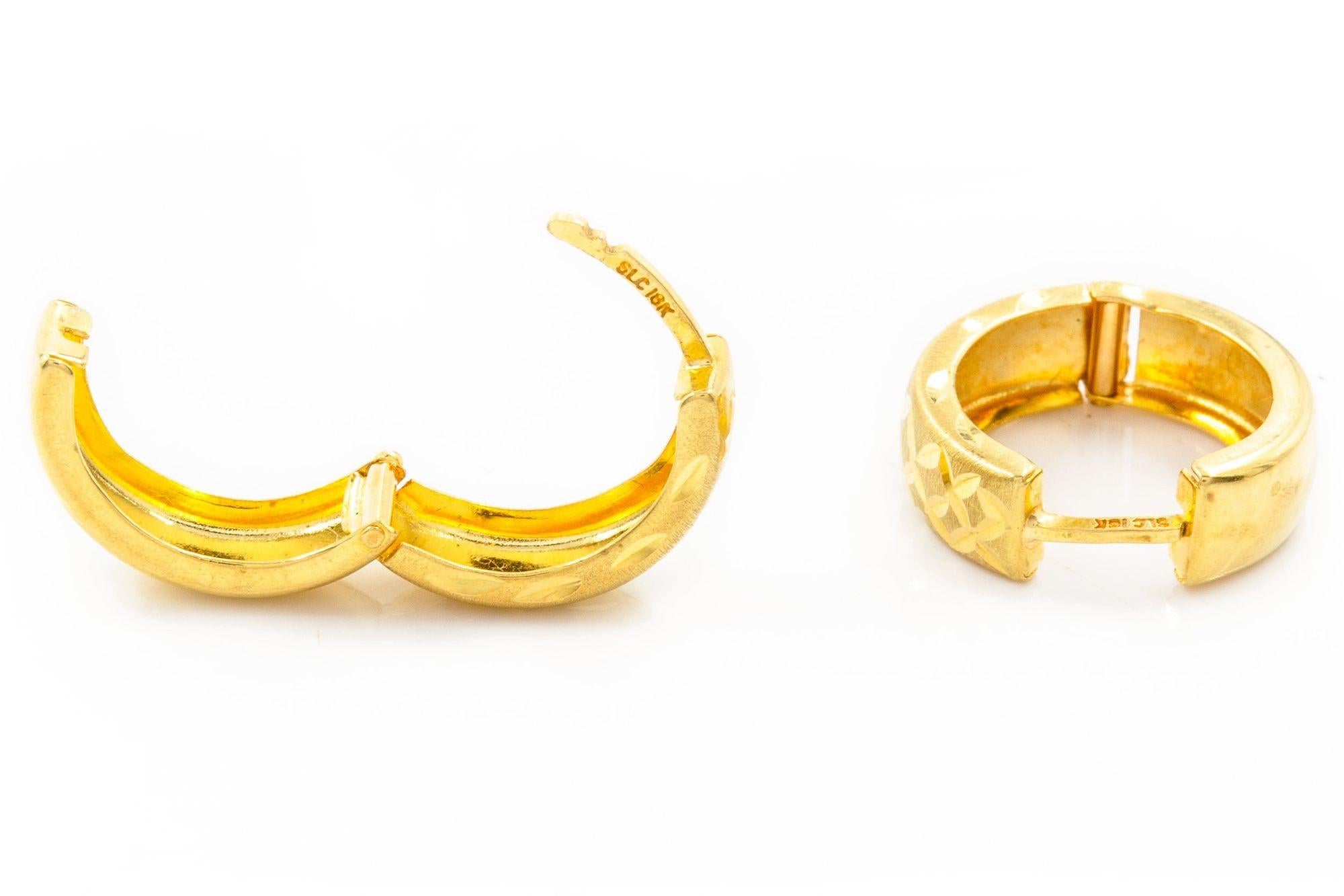 Pair of 18K Yellow Gold Engraved Hoop Earrings For Sale 4