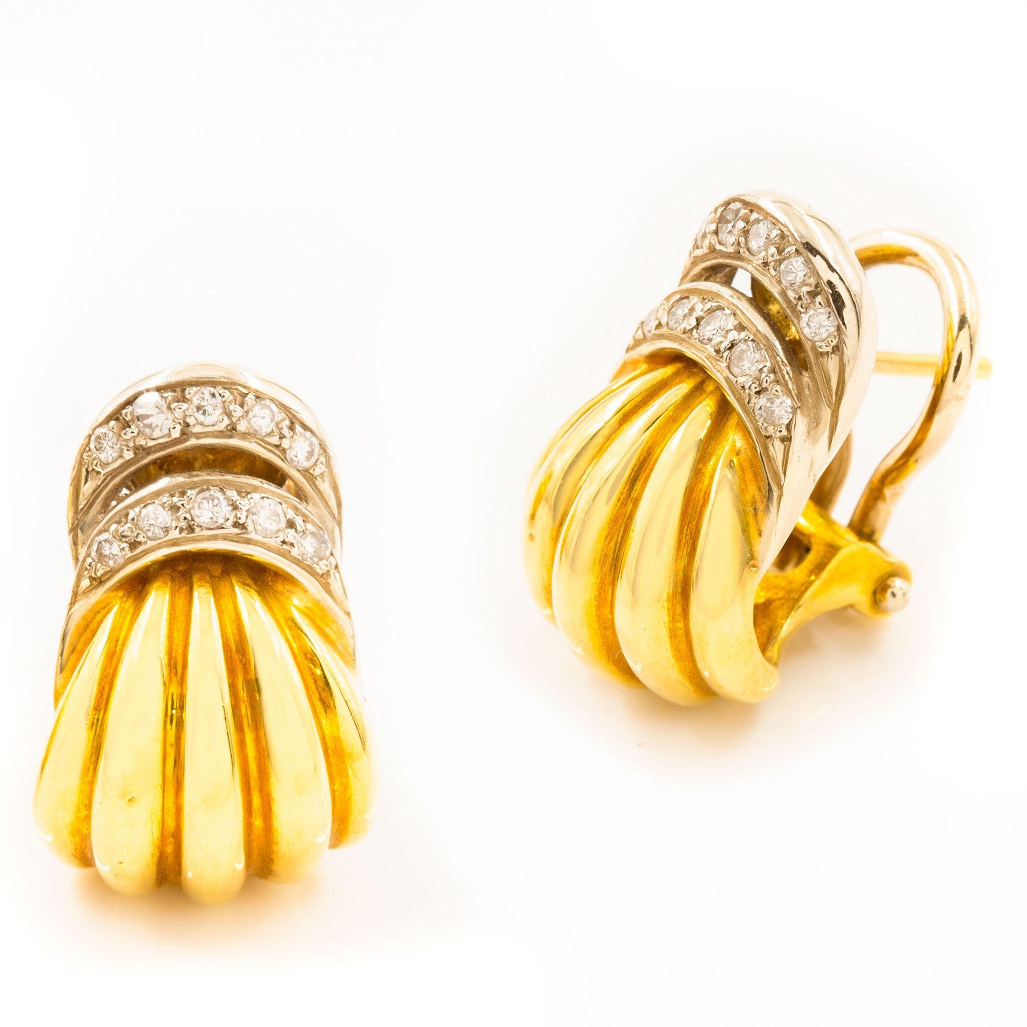 20ième siècle Paire de boucles d'oreilles en or jaune 18K et pierres précieuses en vente