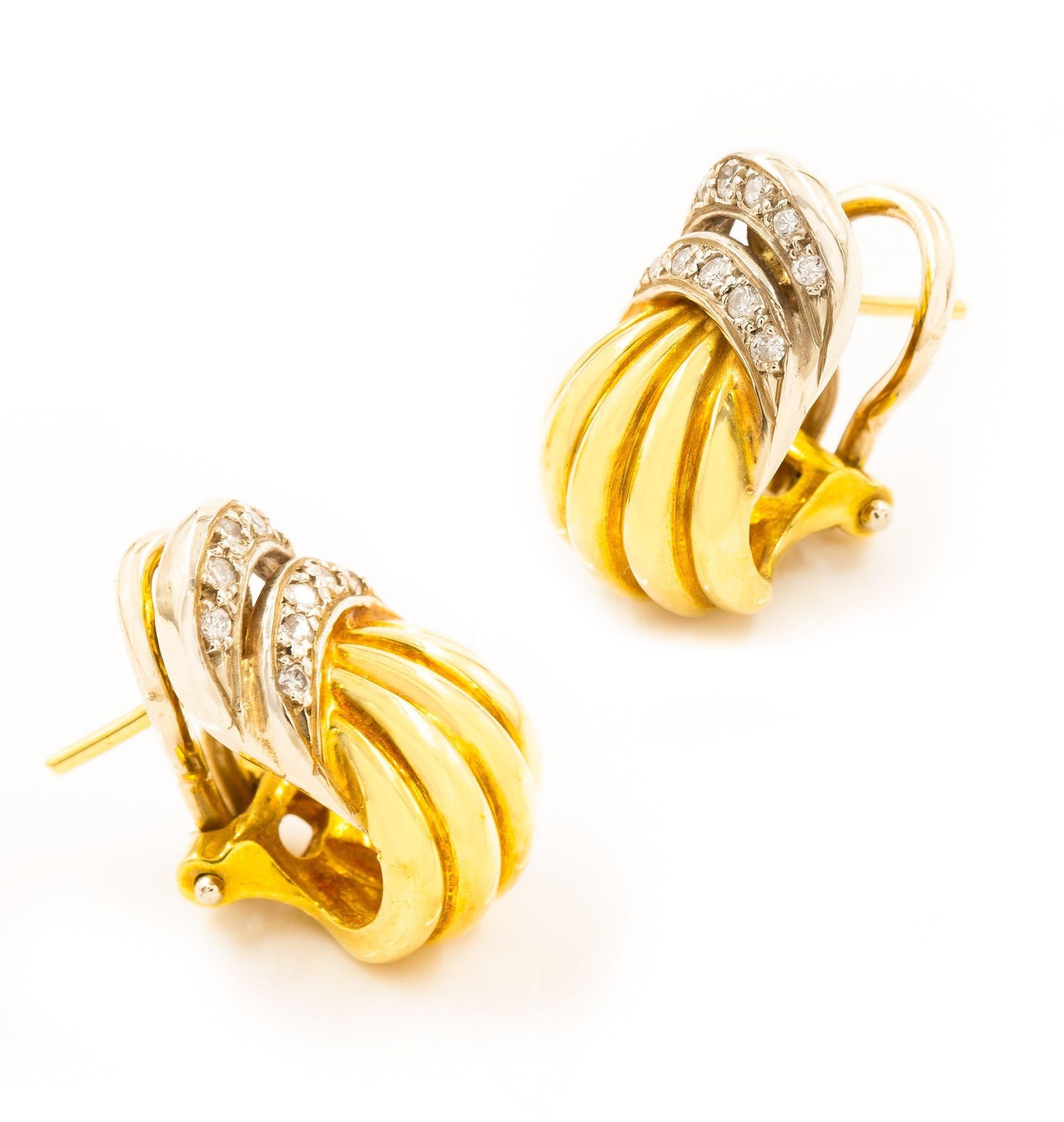 Paire de boucles d'oreilles en or jaune 18K et pierres précieuses en vente 2