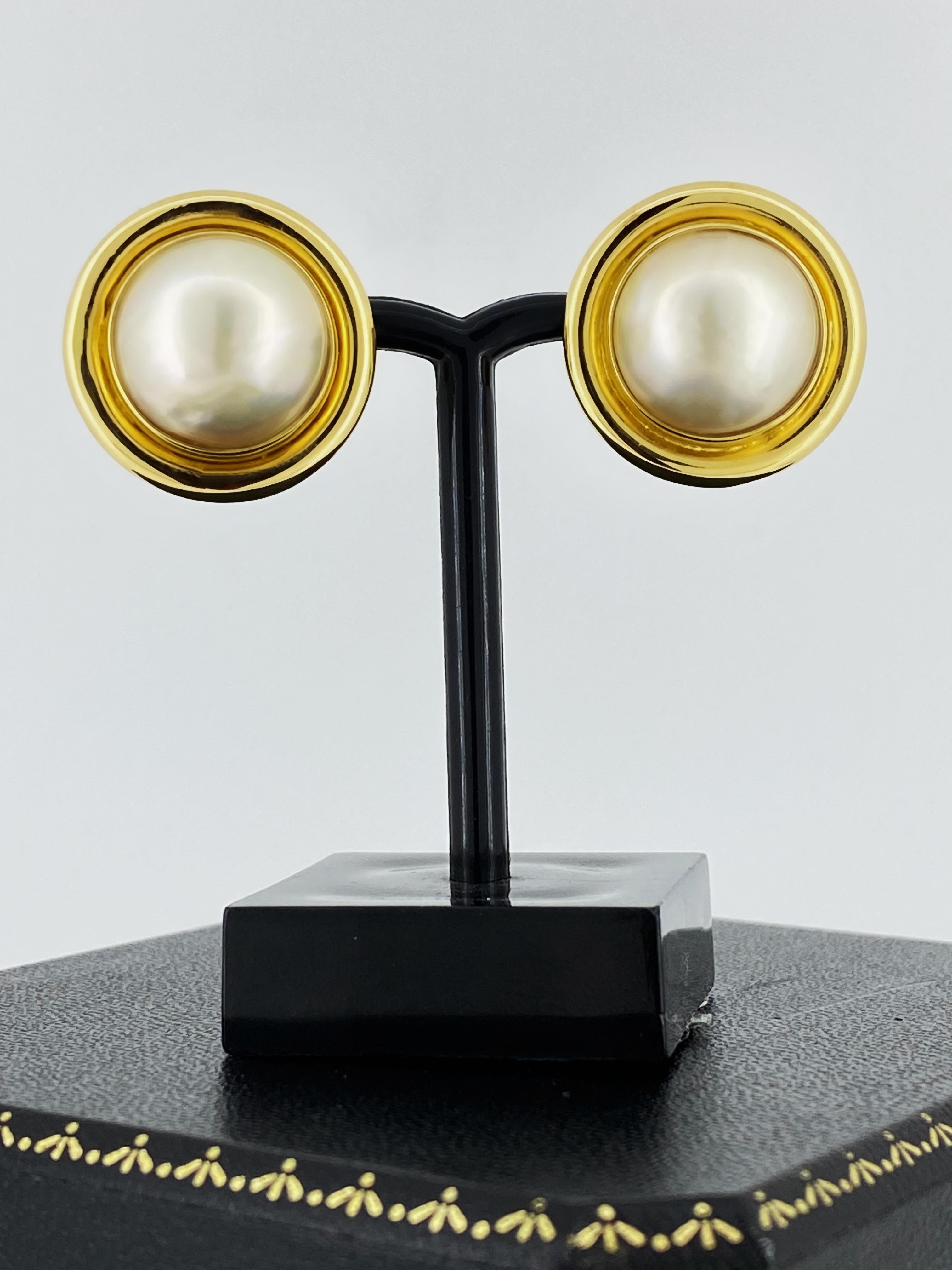 Round Cut Pair of 18K Yellow Gold & Mabe Pearl (15mm) Classical Vintage Earrings For Sale
