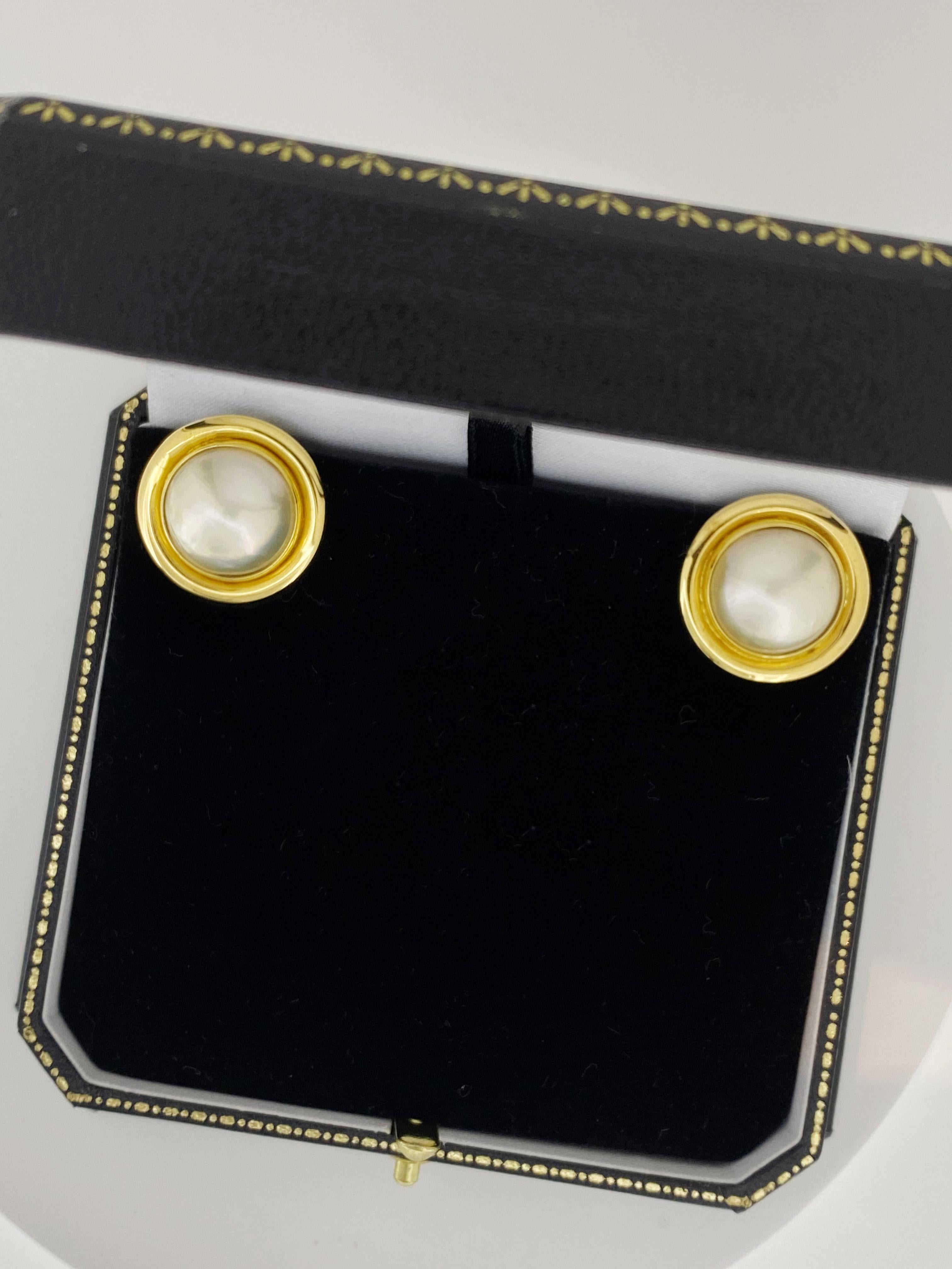 Pair of 18K Yellow Gold & Mabe Pearl (15mm) Classical Vintage Earrings In Excellent Condition For Sale In MELBOURNE, AU