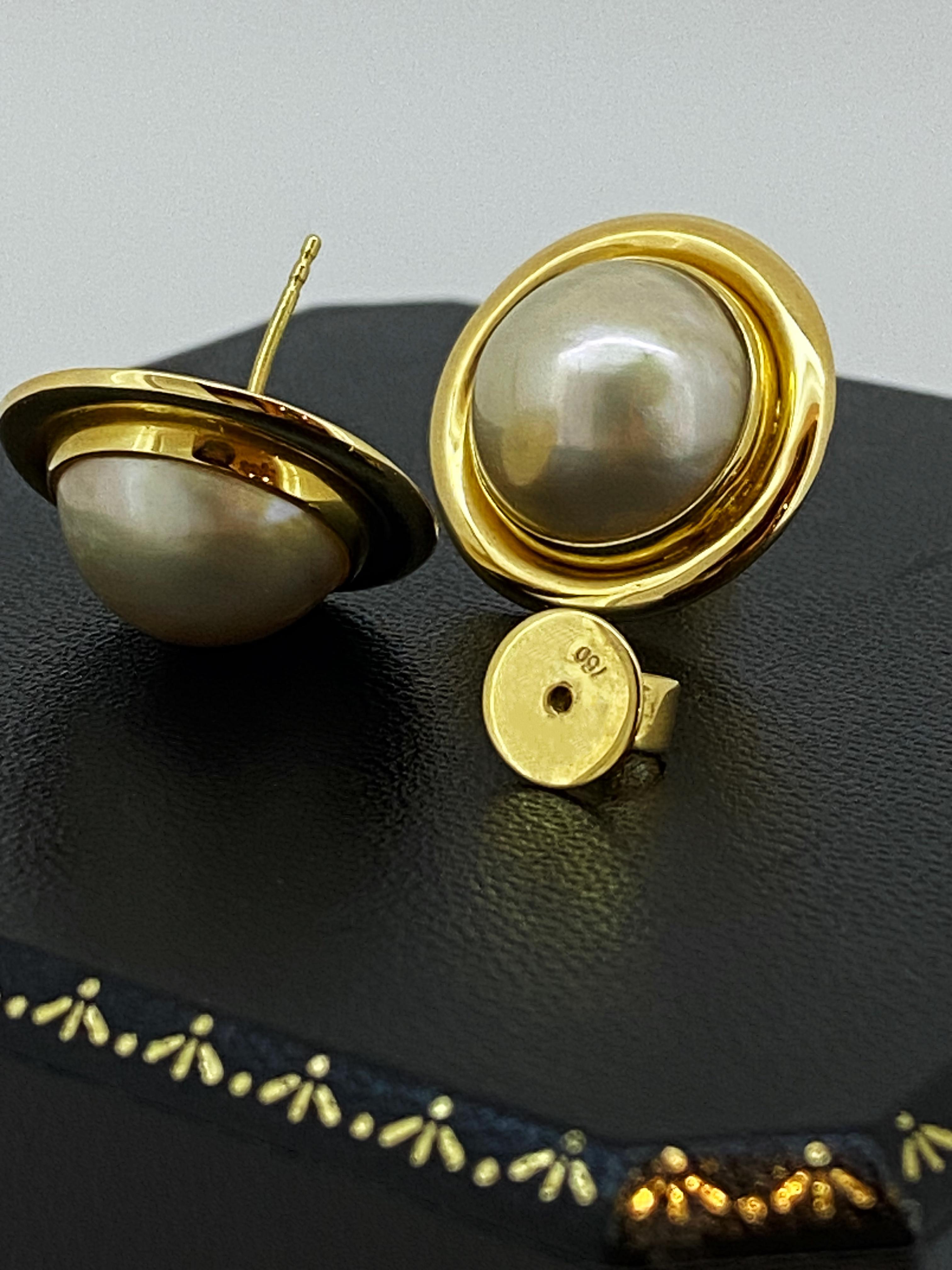 Pair of 18K Yellow Gold & Mabe Pearl (15mm) Classical Vintage Earrings For Sale 1
