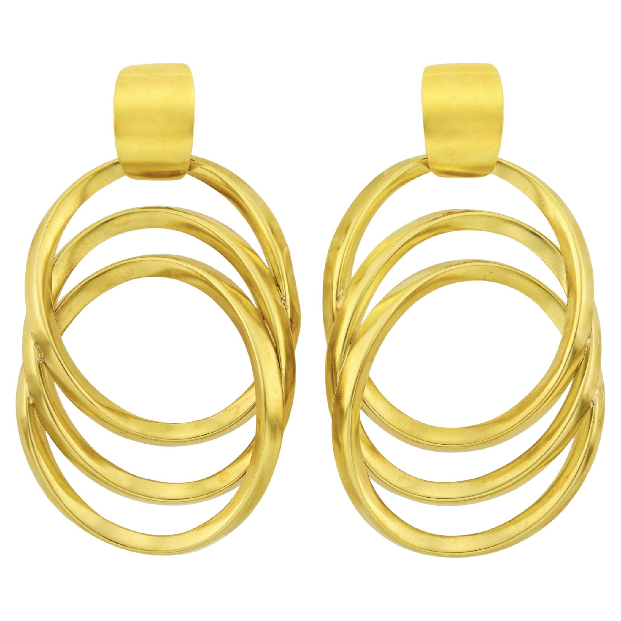 Paire de boucles d'oreilles en or jaune 18 carats avec pendentifs ovales surdimensionnés en vente