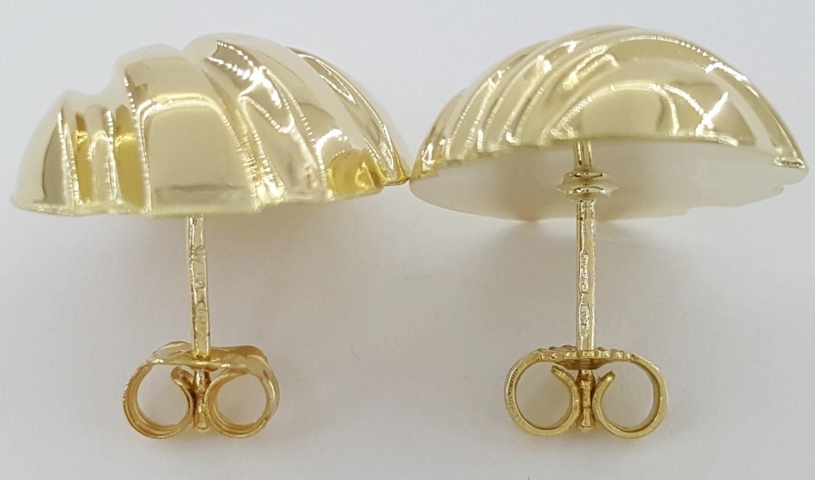 Par de pendientes de concha de oro amarillo de 18 quilates. 



Los Pendientes pesan 5,2 gramos, ~22 mm de Diámetro, 7,2 mm de grosor. 

Ambos postes tienen el sello 