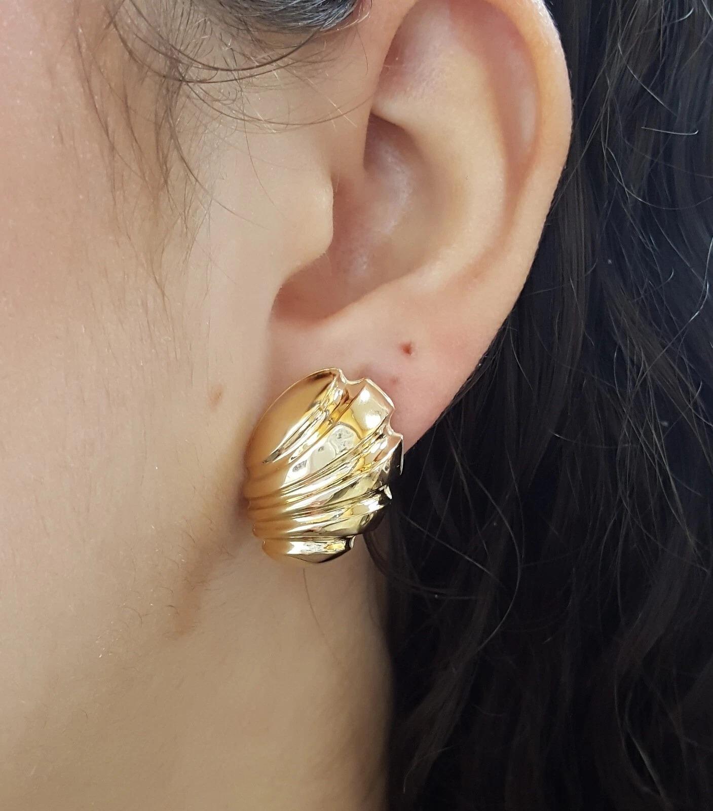 Par de pendientes de concha de oro amarillo de 18 quilates en Nuevo estado para la venta en Chicago, IL
