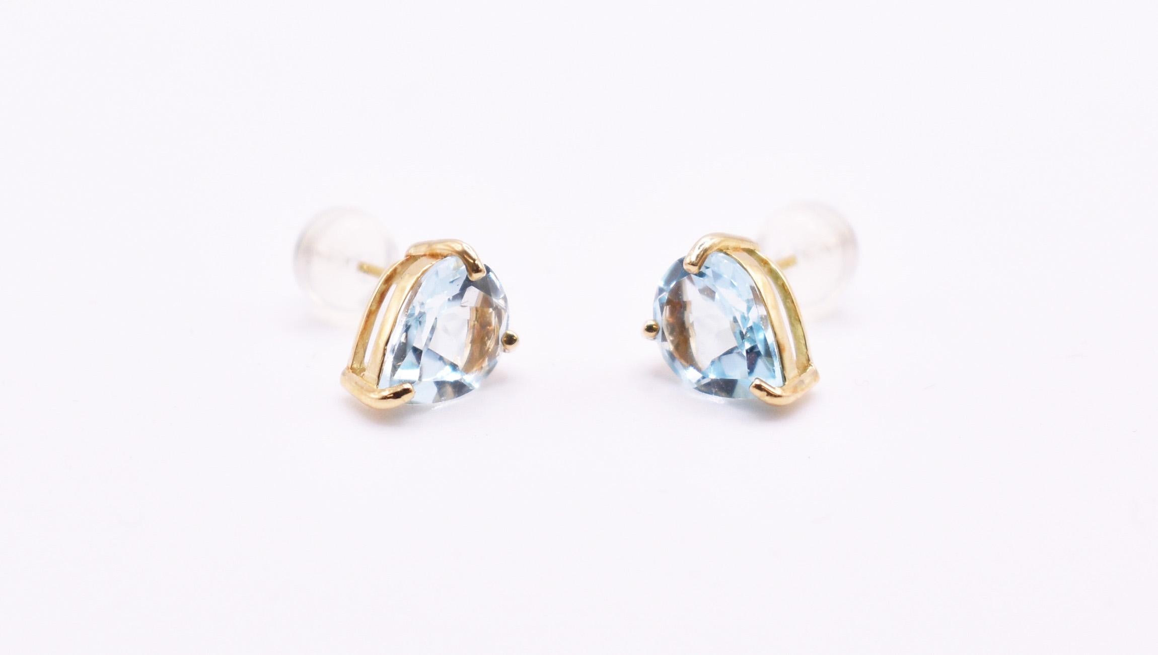 A wonderful pair of 18k yellow gold pearl cut topaz stud earrings. 

Topaz = 4.0ct Gold weight = 2.01g