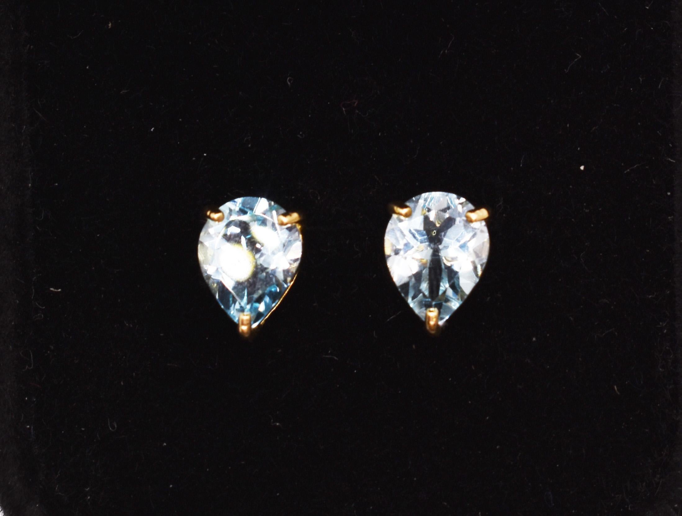 Pair of 18k Yellow Gold Topaz Stud Earrings For Sale 1