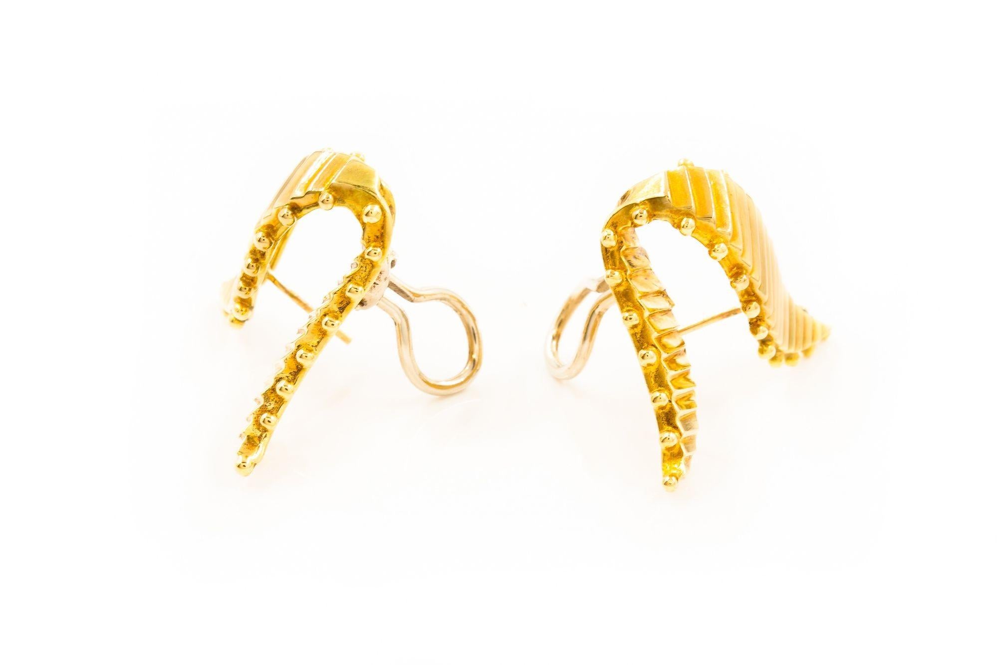 Paire de boucles d'oreilles V en or jaune 18K Bon état - En vente à Shippensburg, PA