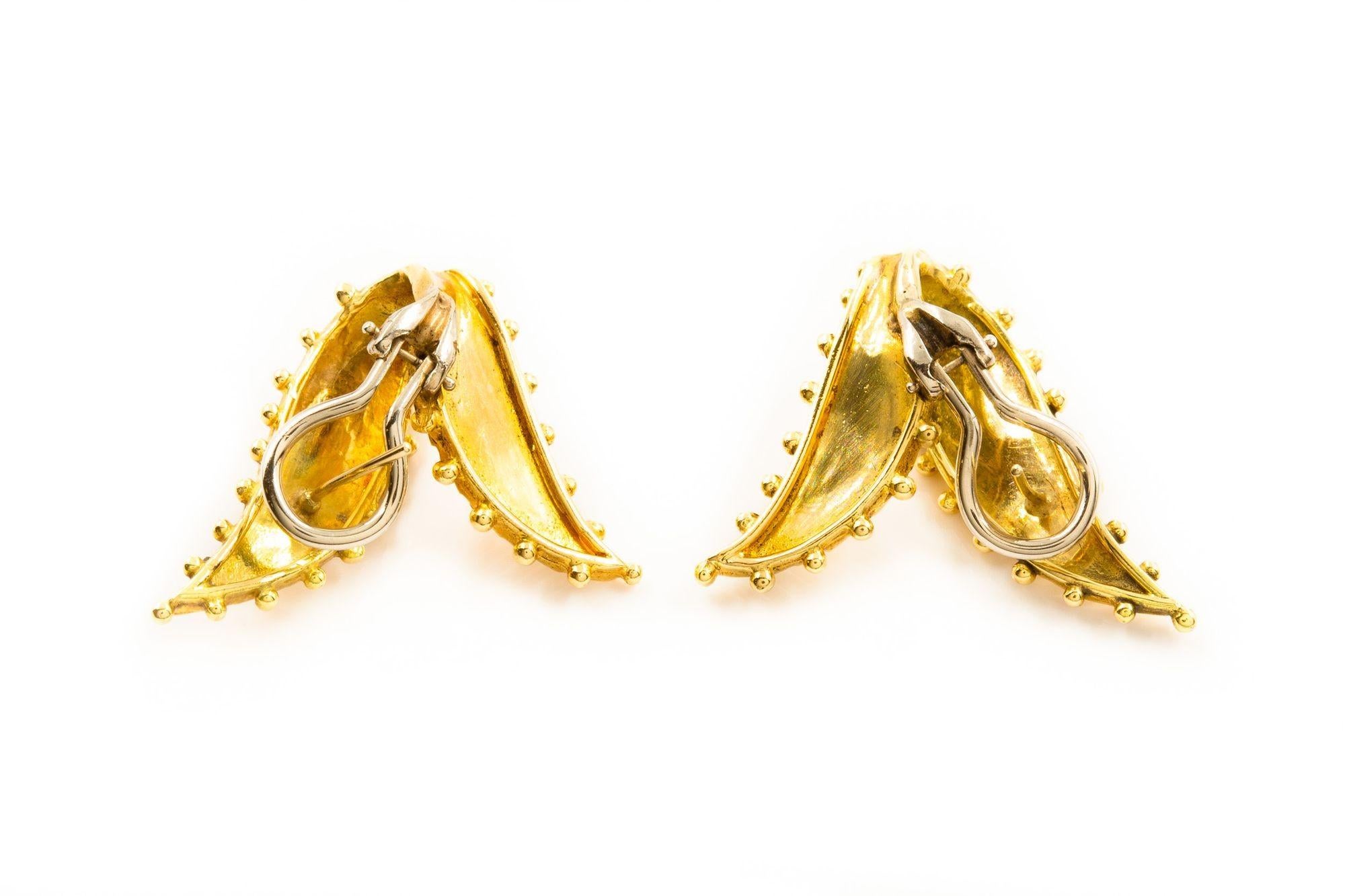 20ième siècle Paire de boucles d'oreilles V en or jaune 18K en vente