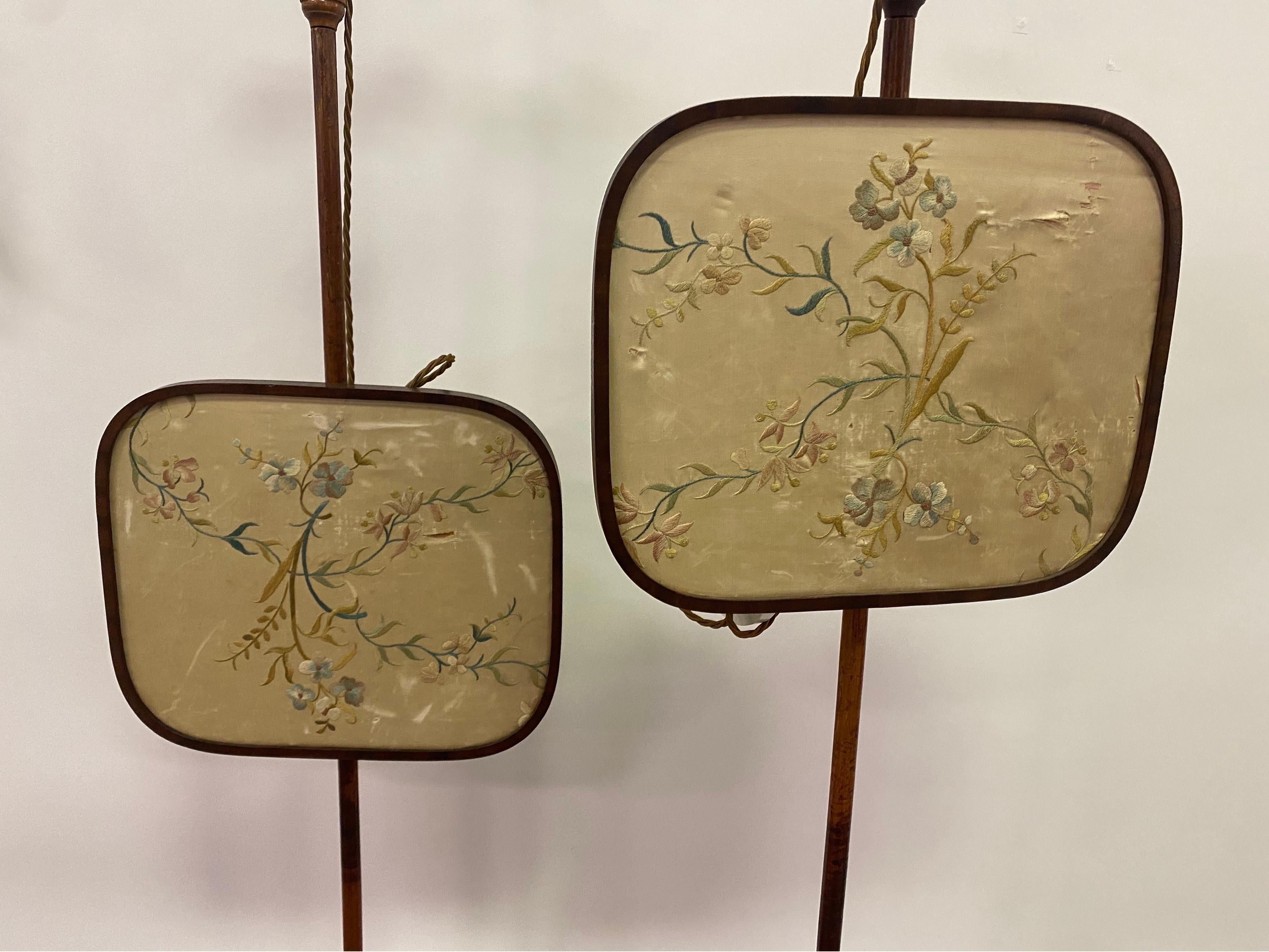 Paar englische Chippendale-Polsterschirme aus dem 18. bis 19. Jahrhundert, die zu Stehlampen verarbeitet wurden (Walnuss) im Angebot