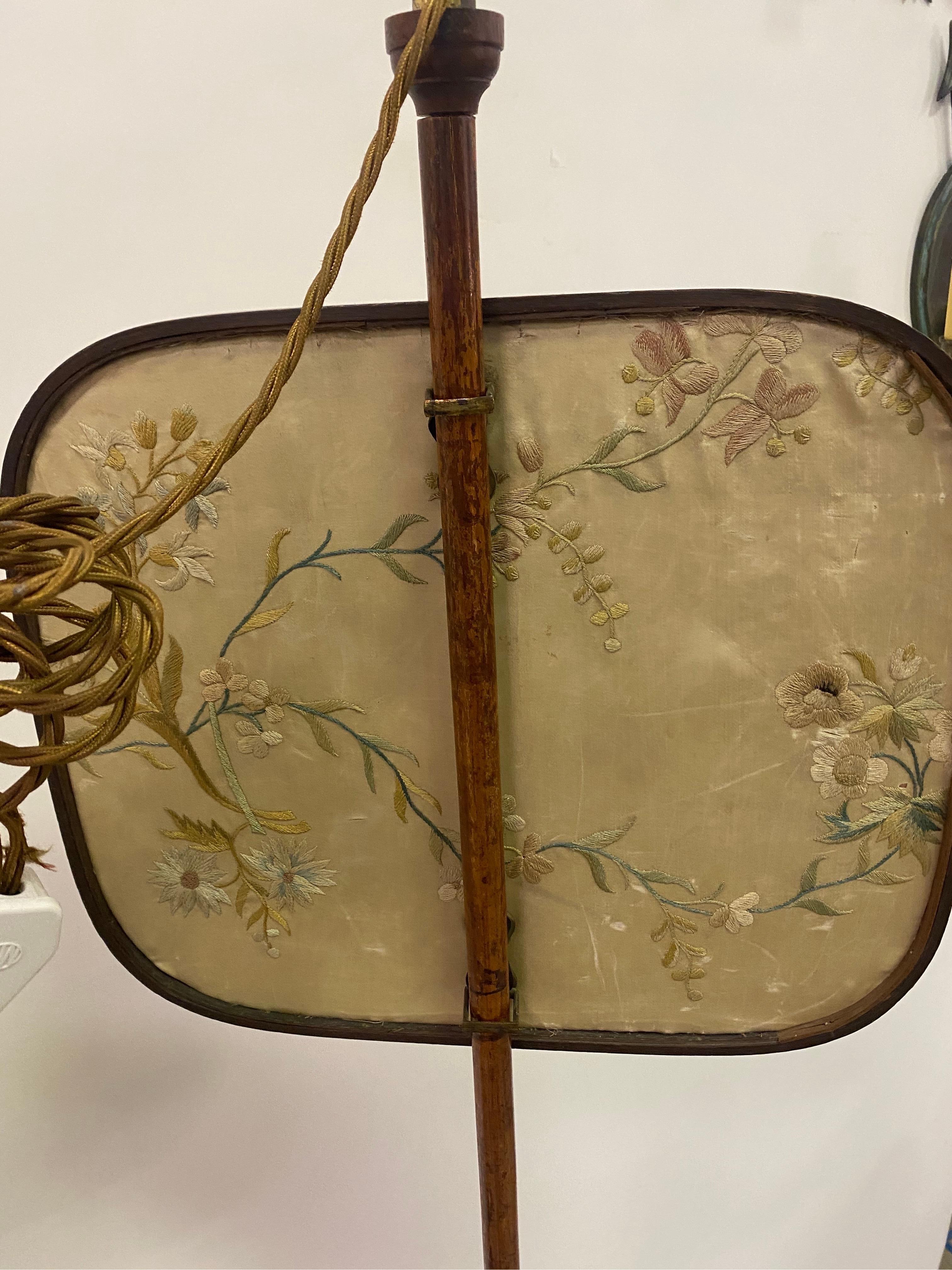 Paar englische Chippendale-Polsterschirme aus dem 18. bis 19. Jahrhundert, die zu Stehlampen verarbeitet wurden im Angebot 1