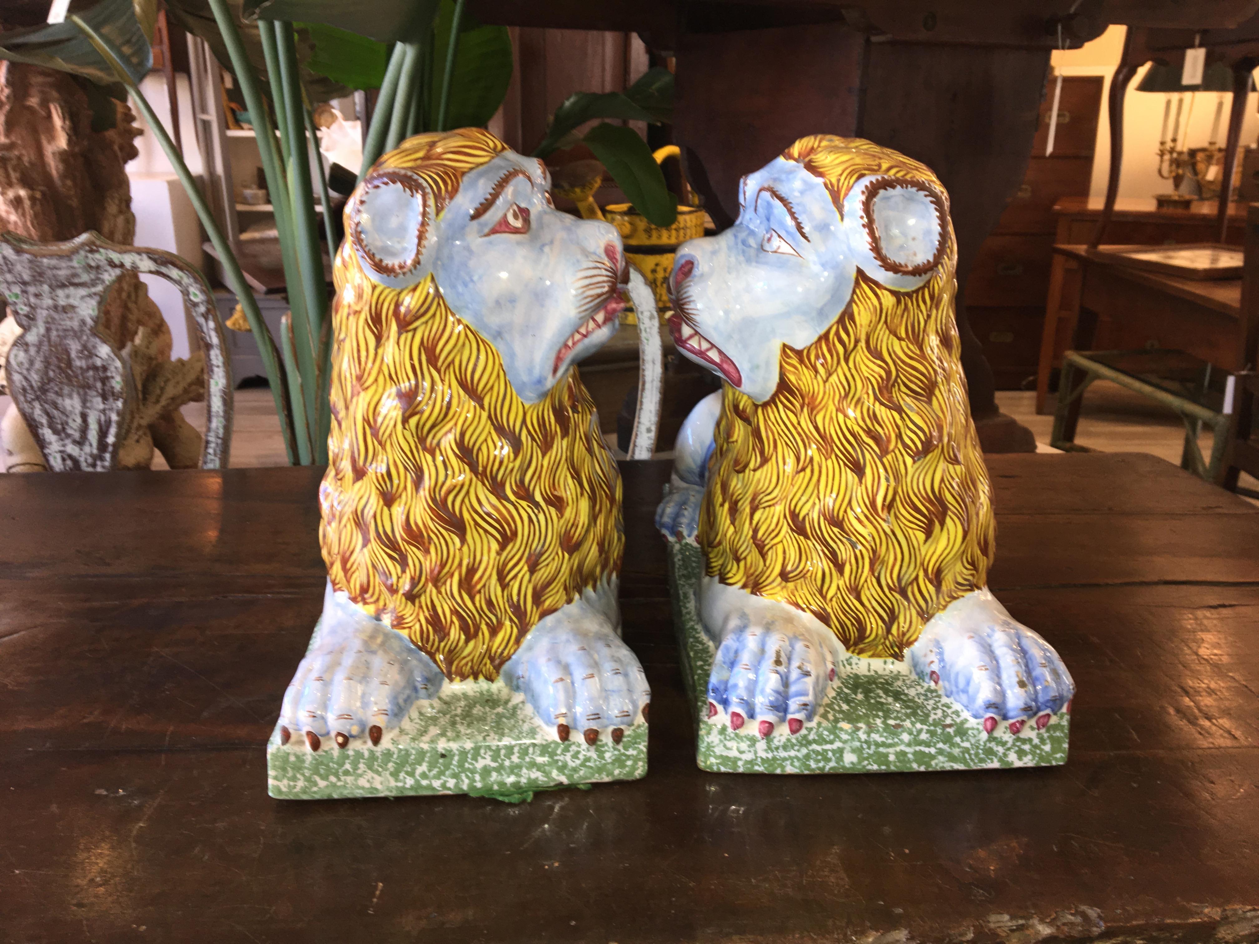Français Paire de Lions de Lunéville en faïence du XVIIIe siècle