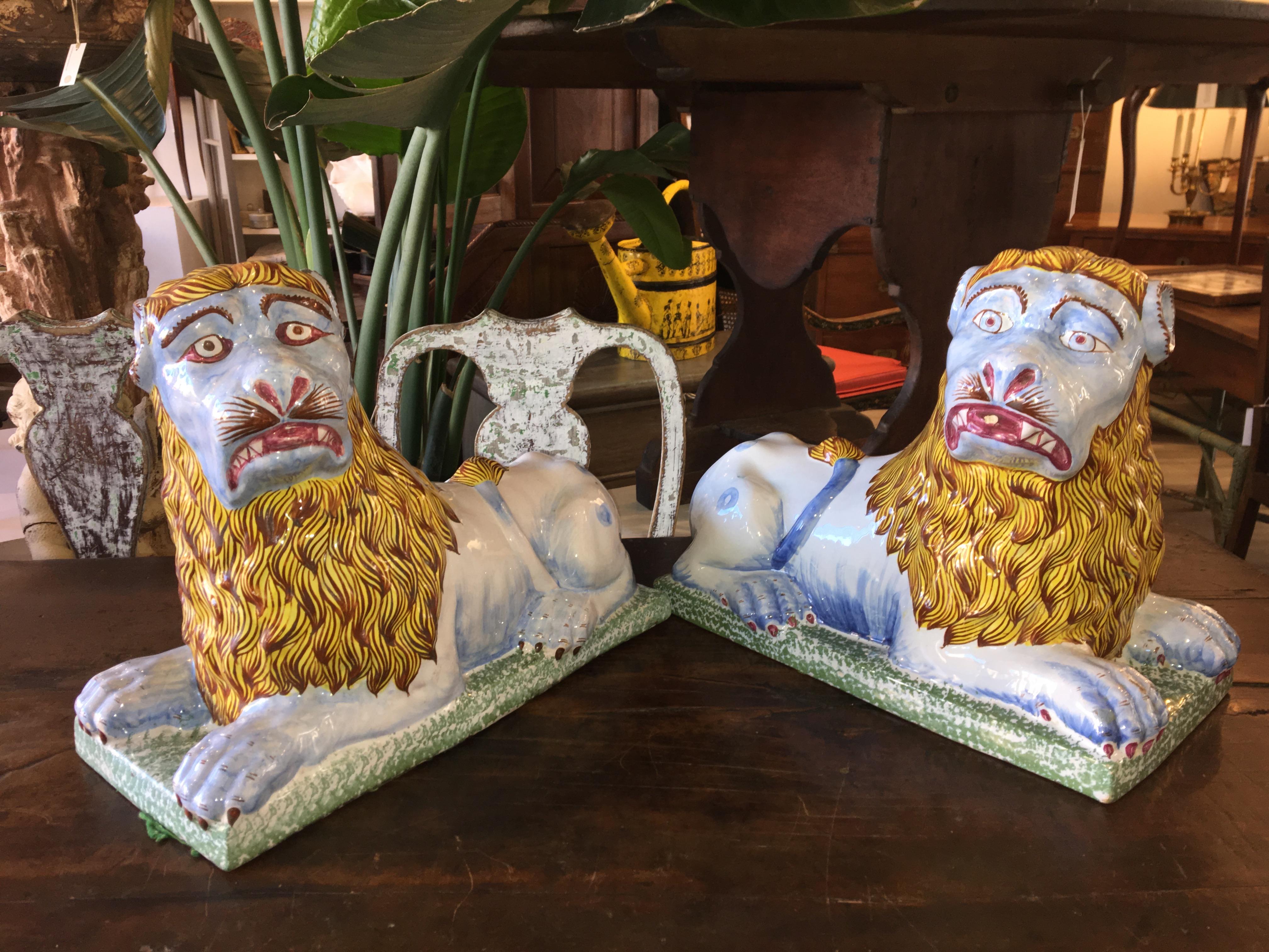 Polychromé Paire de Lions de Lunéville en faïence du XVIIIe siècle