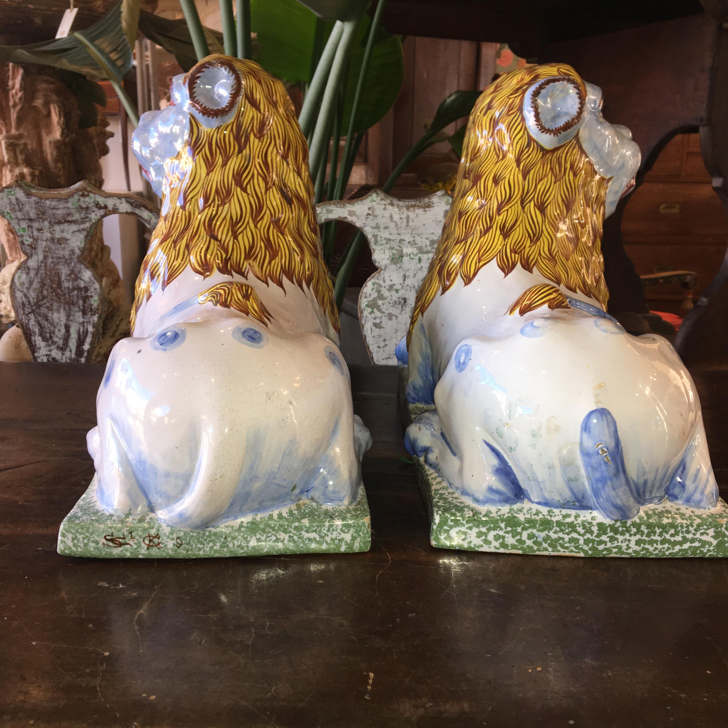 Paire de Lions de Lunéville en faïence du XVIIIe siècle Bon état à Doylestown, PA