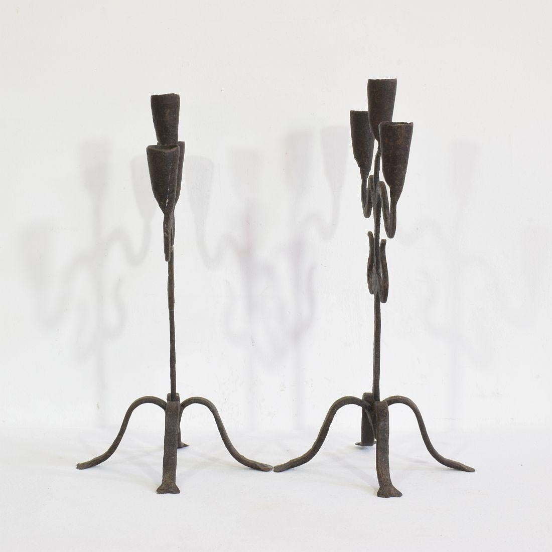 Pair of 18th-19th Century Hand-Forged Iron Candleholders In Good Condition In Buisson, FR